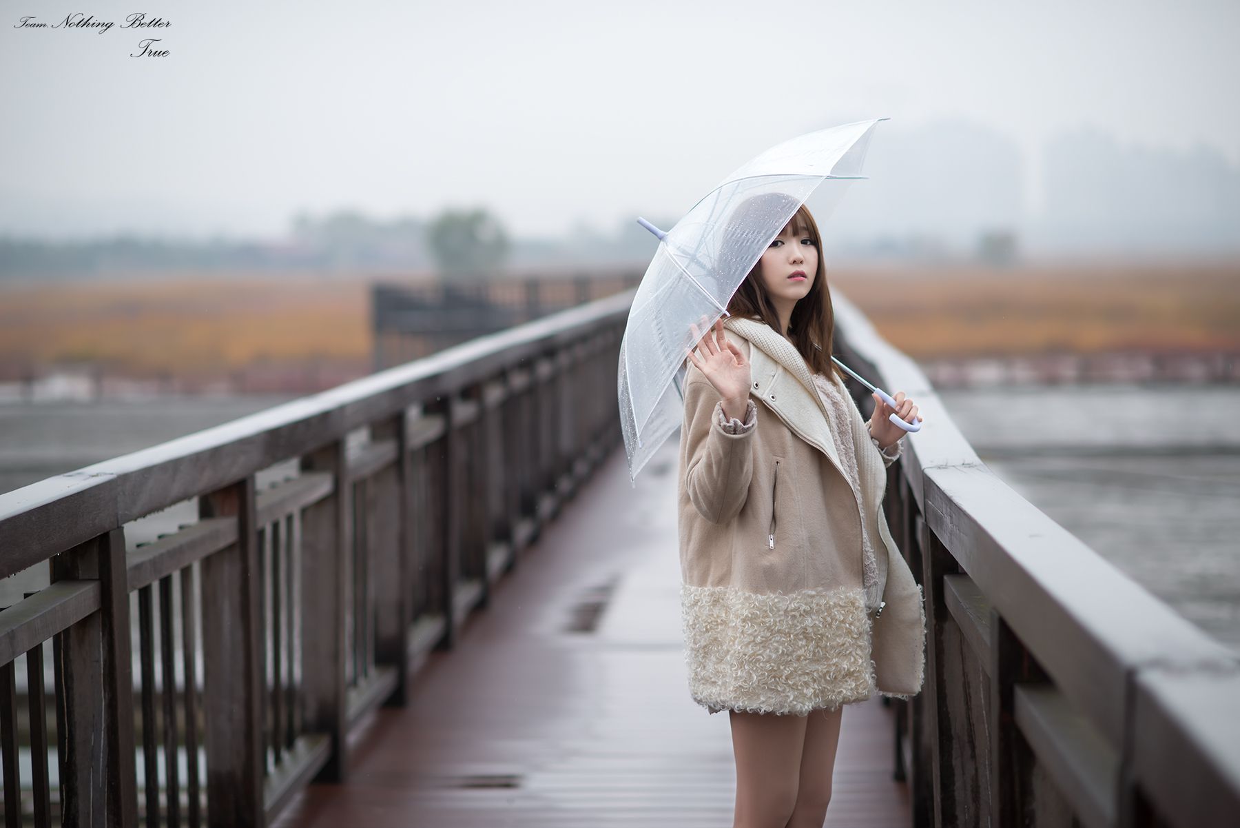 极品韩国美女李恩慧《下雨天街拍》 