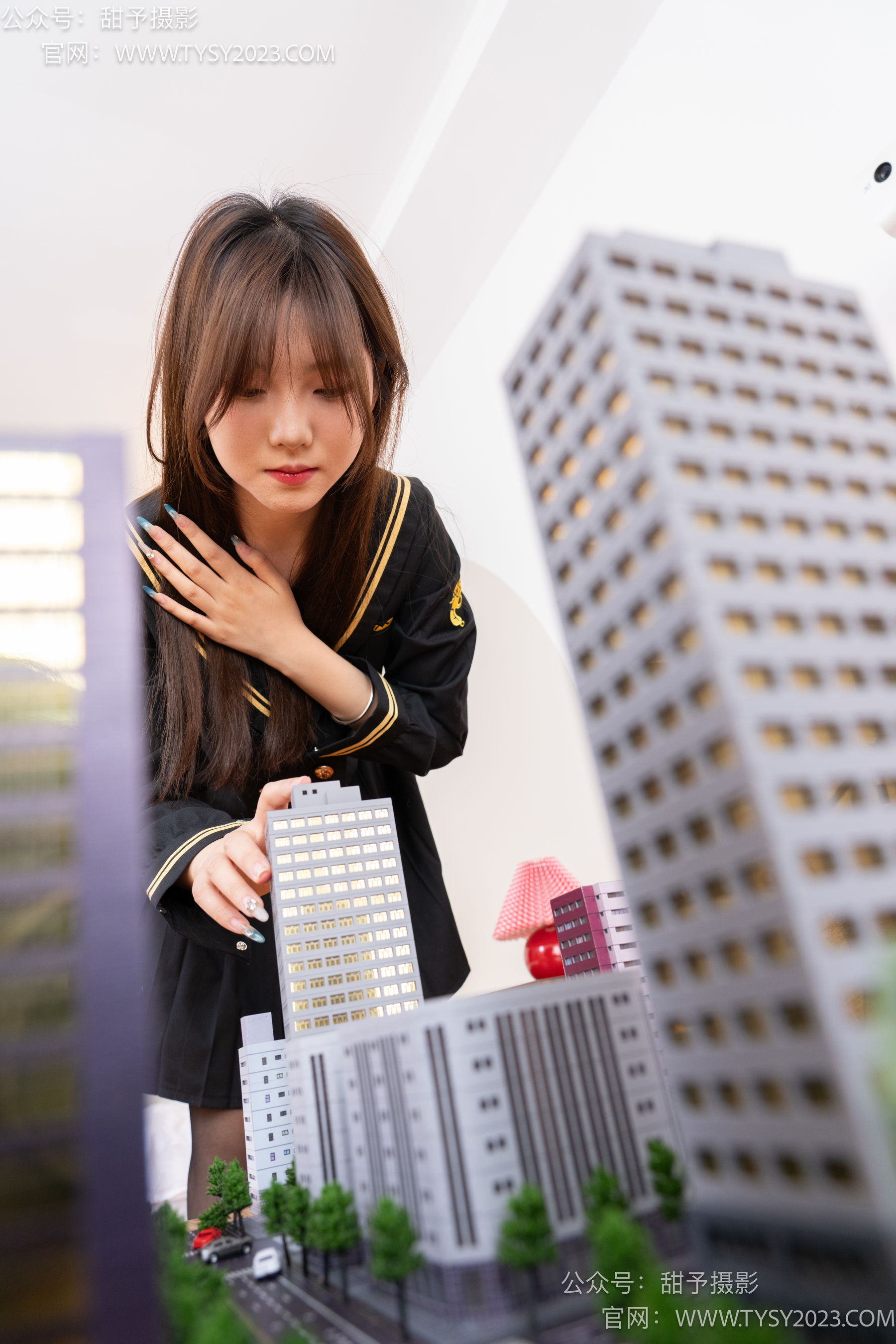 甜予摄影 No.077 璇璇 -JK制服、凉爽高跟鞋、嘿丝（脚尖透明款）、小人国剧情