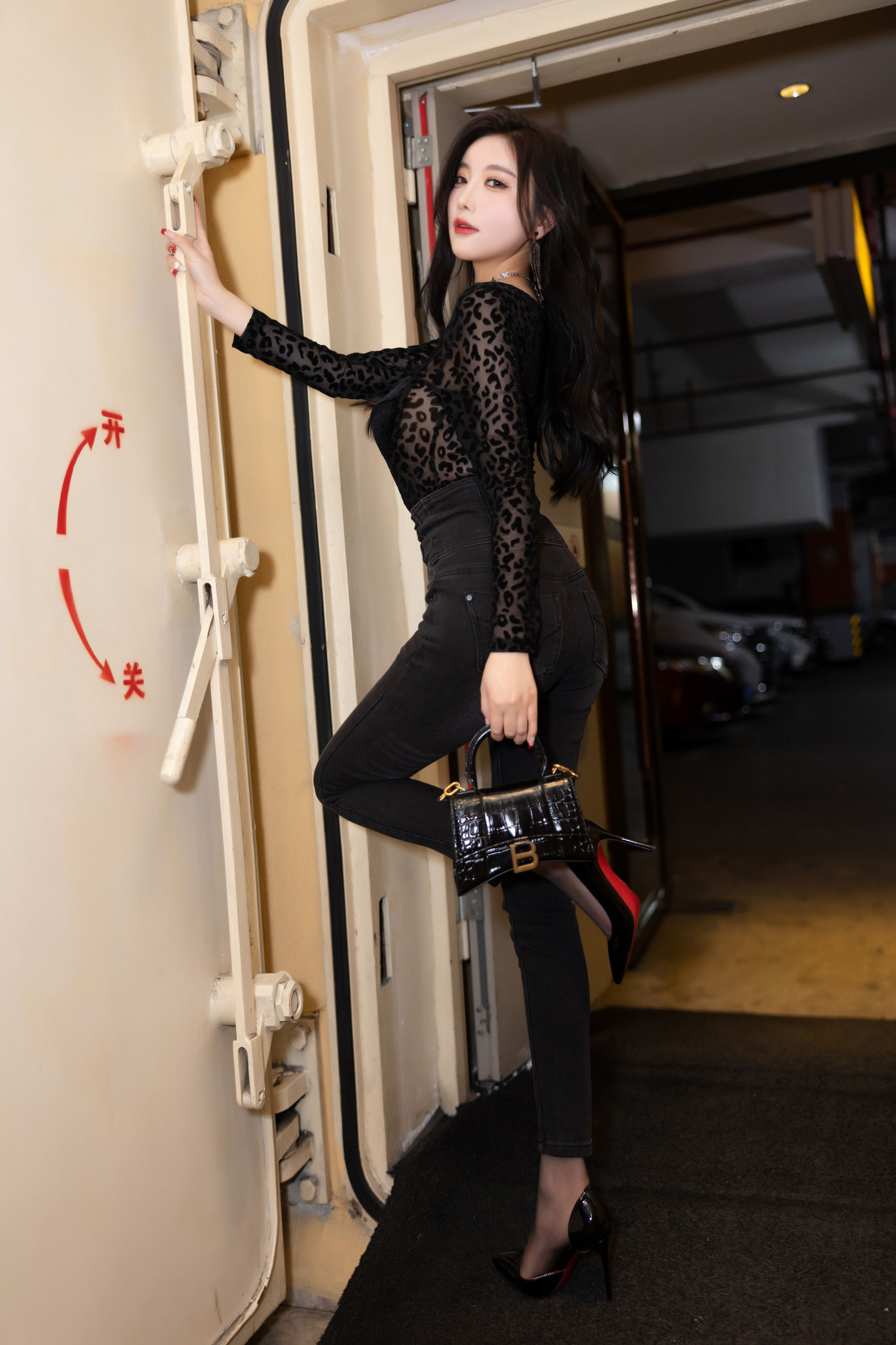 杨晨晨 - 黑色牛仔裤