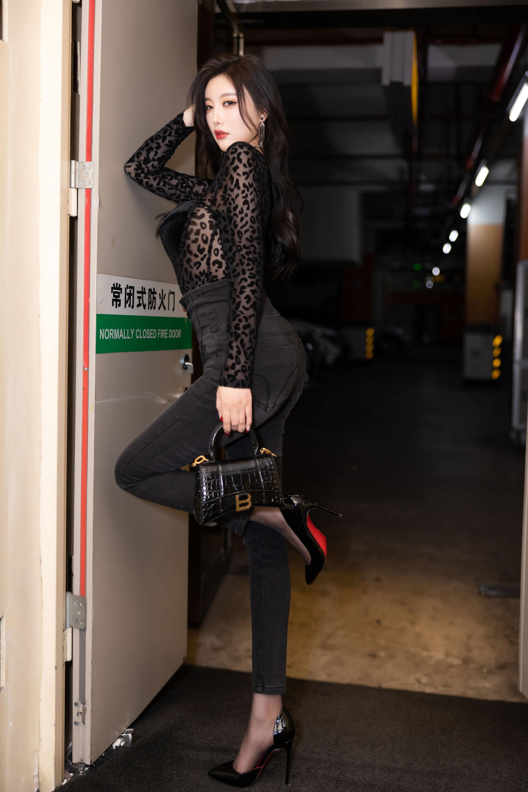 杨晨晨 - 黑色牛仔裤