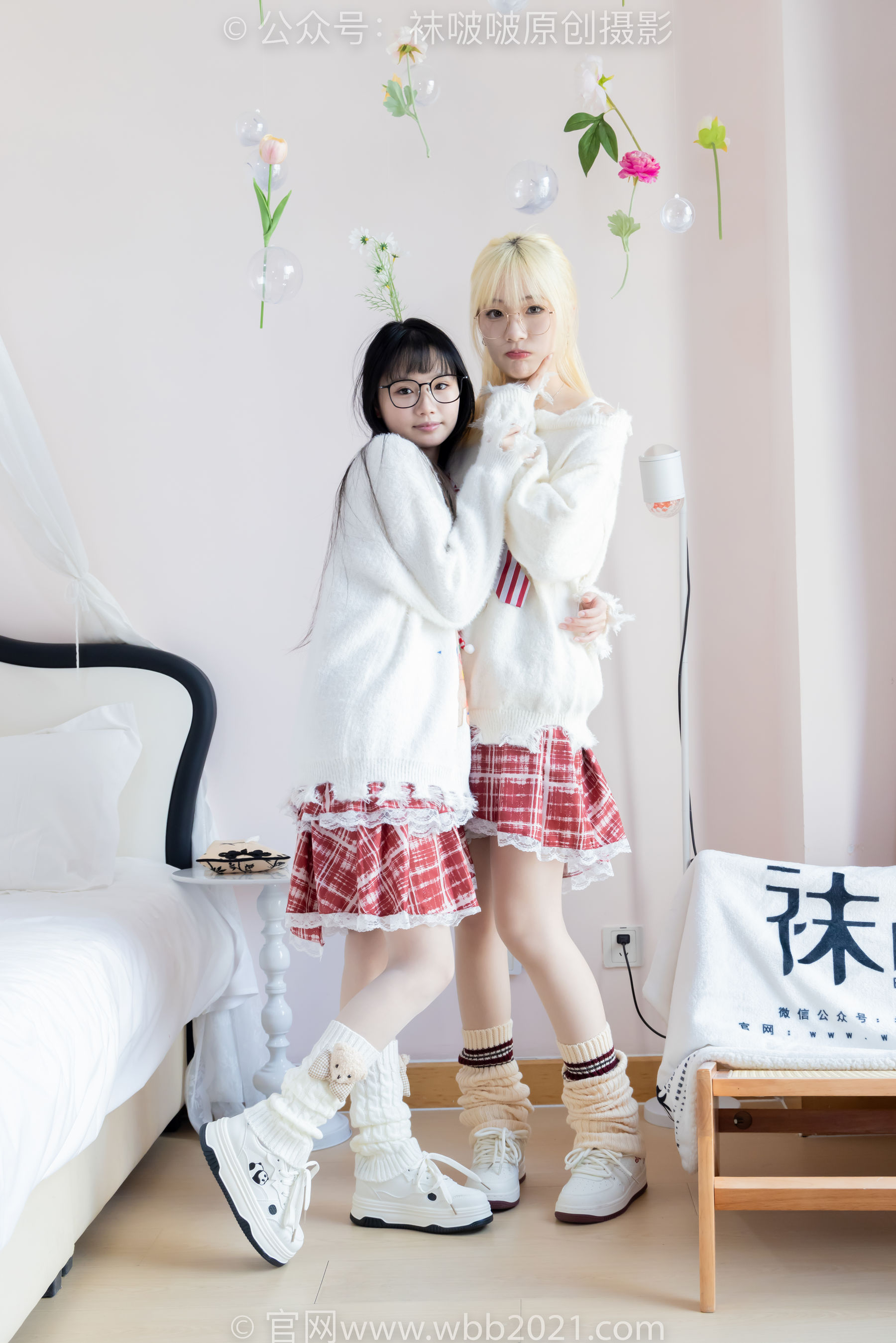 BoBoSocks袜啵啵 No.484 小甜豆&甜甜圈 - 两双板鞋、油亮肉丝、堆堆袜套、白棉袜、脚对脚 斗脚 手互相挠脚剧情