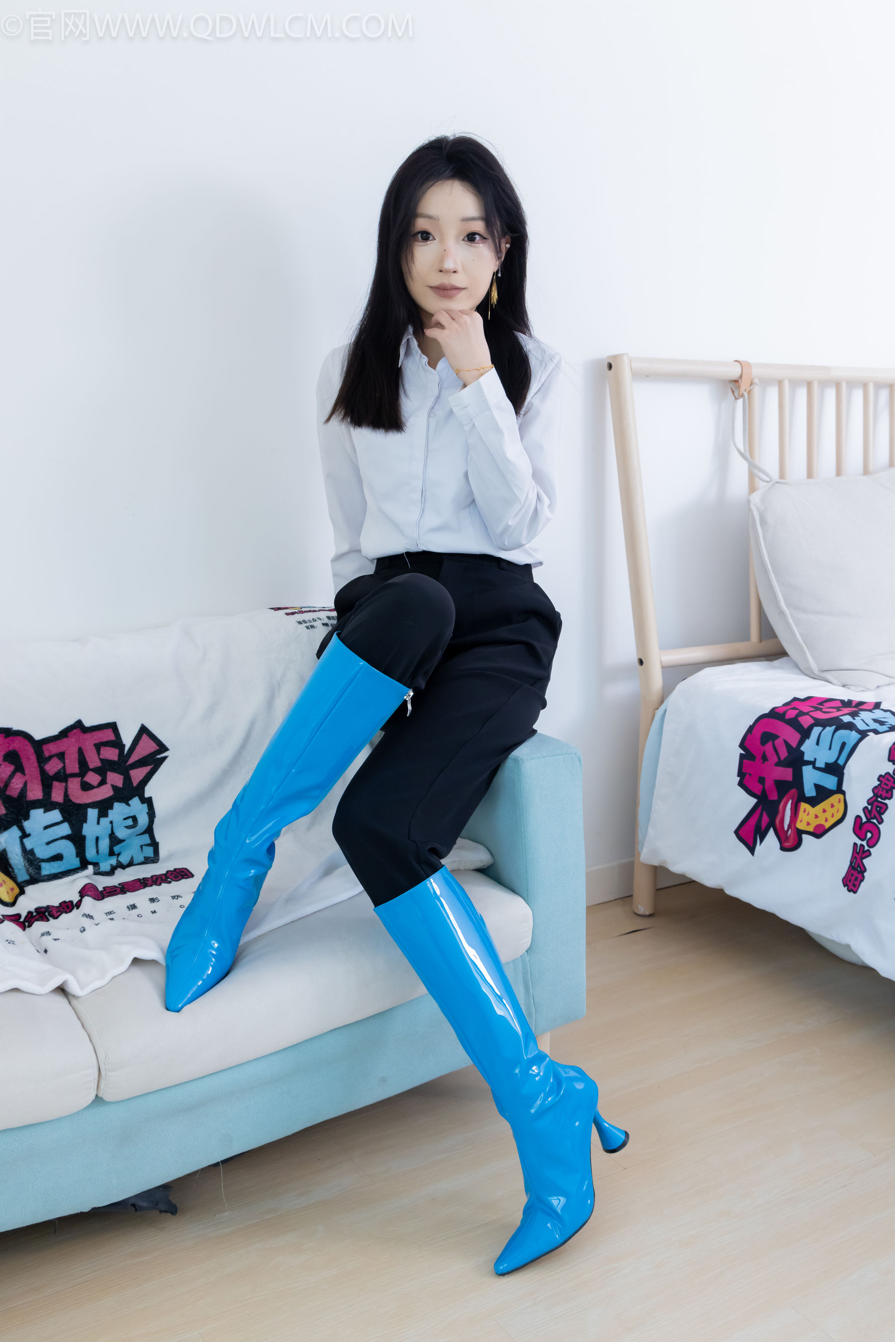 物恋传媒 No.2267 嘟嘟 -高跟长靴、薄黑丝