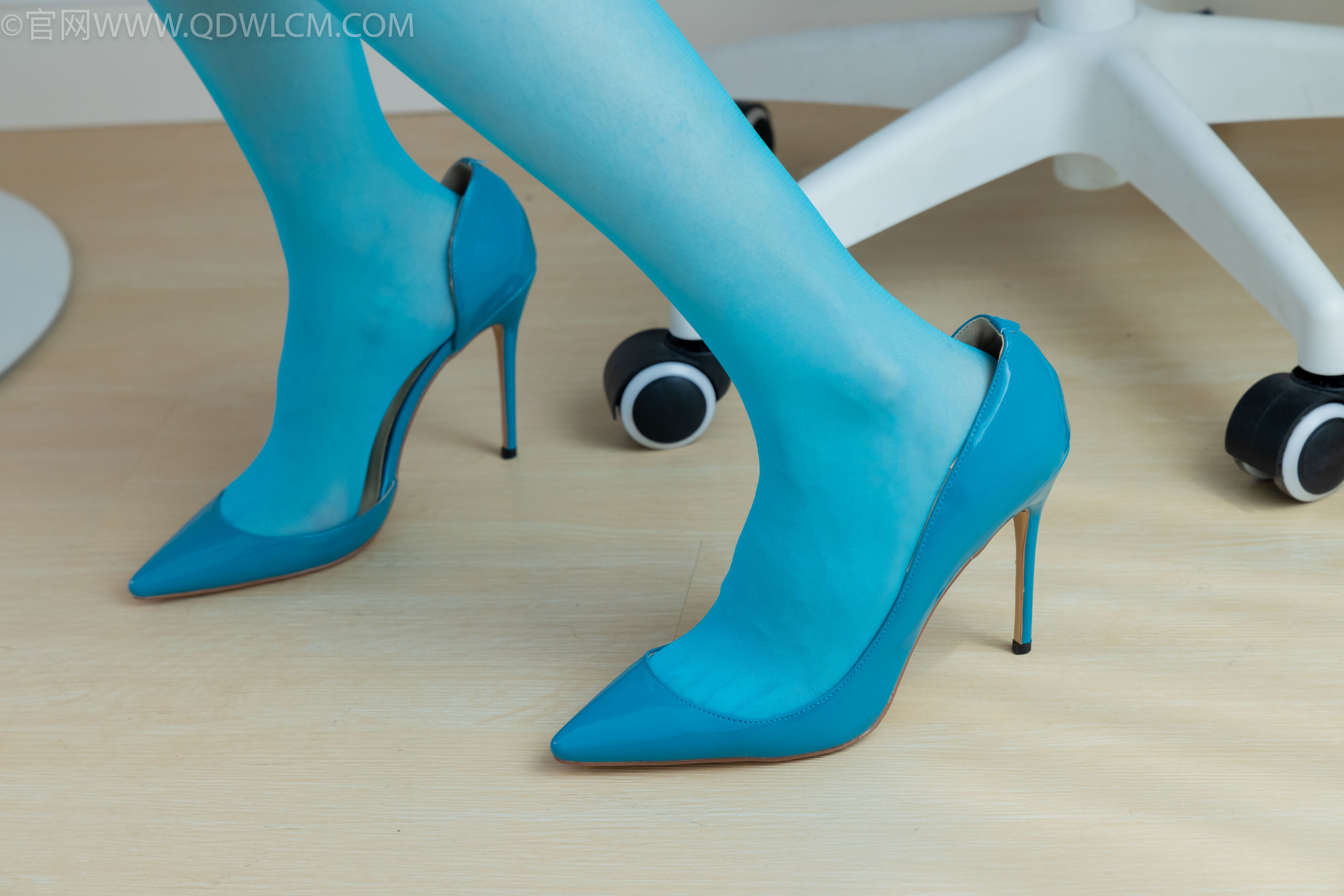 物恋传媒 No.2269 菜菜 -高跟鞋、薄蓝绿色丝、胶带绑脚踝老头乐挠脚剧情