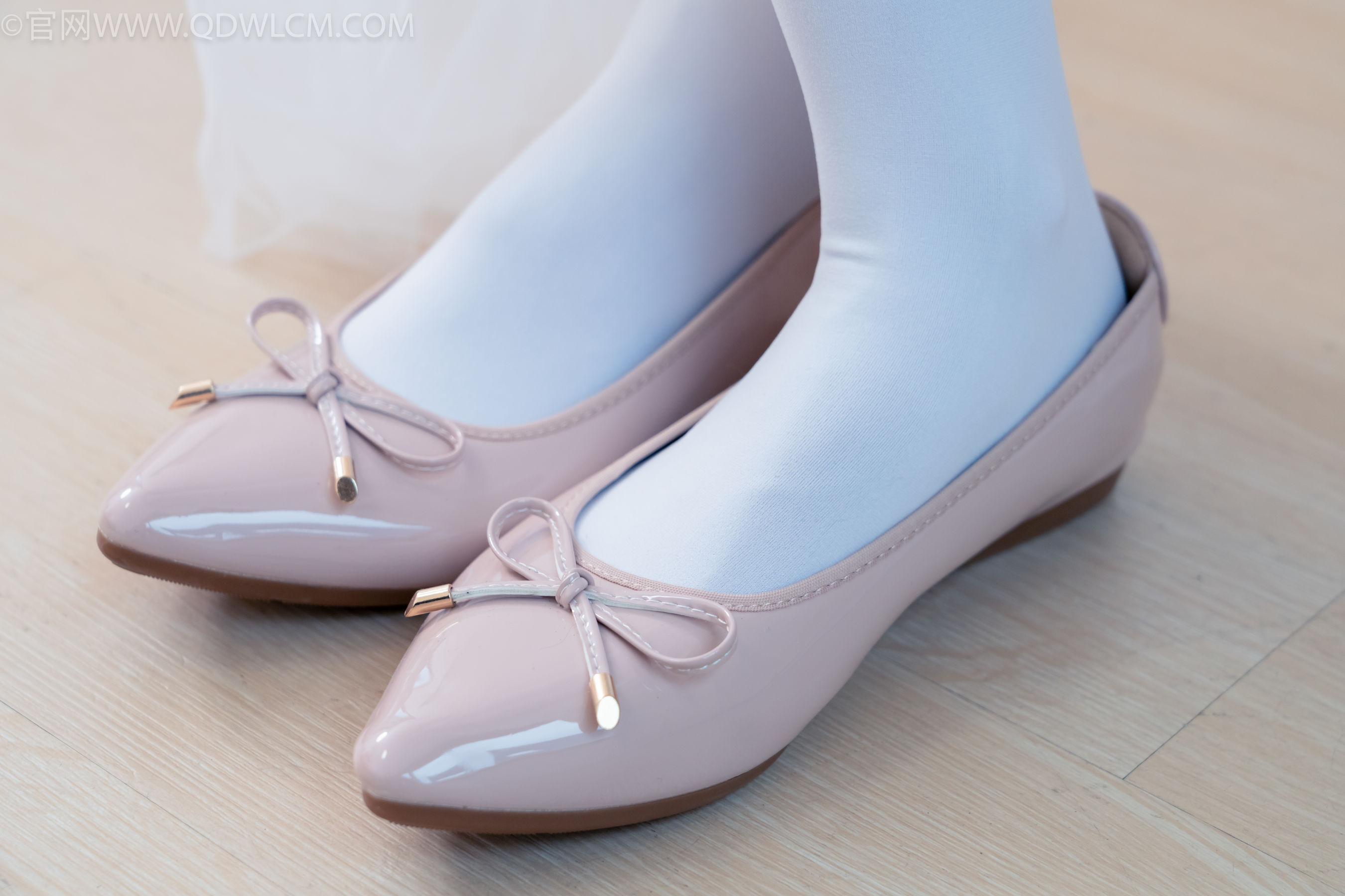 物恋传媒 No.2268 茯苓 -平底鞋、厚白丝、皮筋绑脚老头乐挠脚剧情