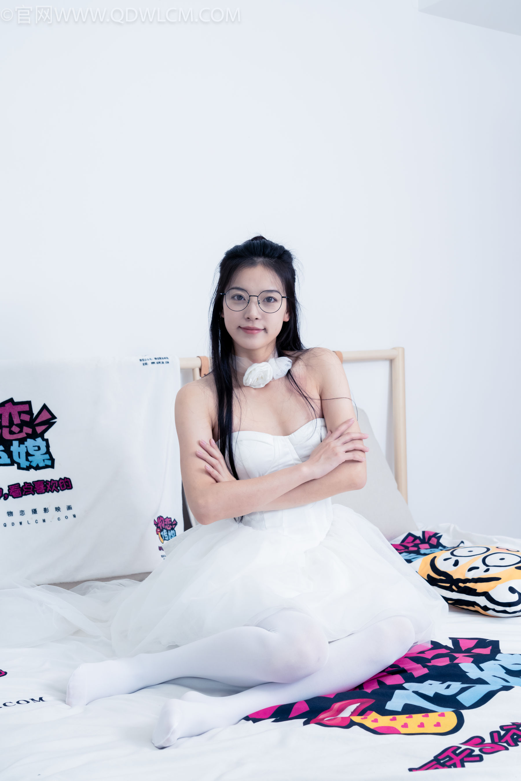 物恋传媒 No.2268 茯苓 -平底鞋、厚白丝、皮筋绑脚老头乐挠脚剧情