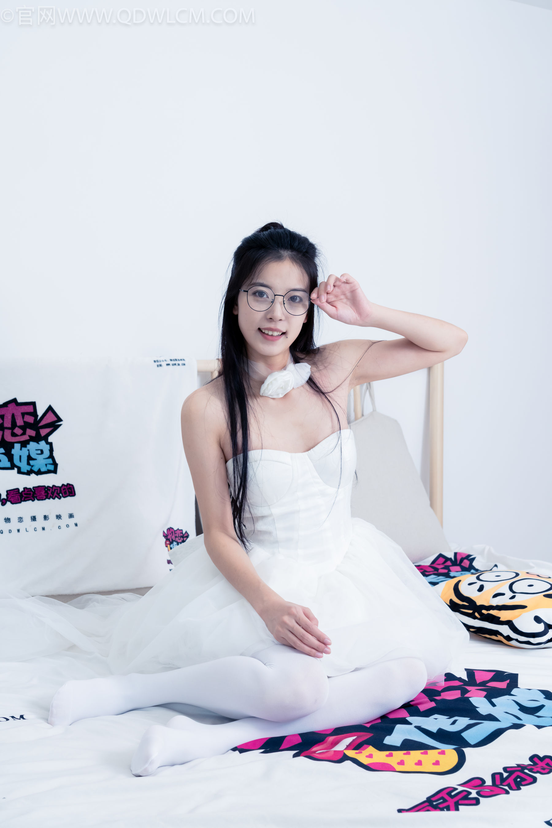 物恋传媒 No.2268 茯苓 -平底鞋、厚白丝、皮筋绑脚老头乐挠脚剧情