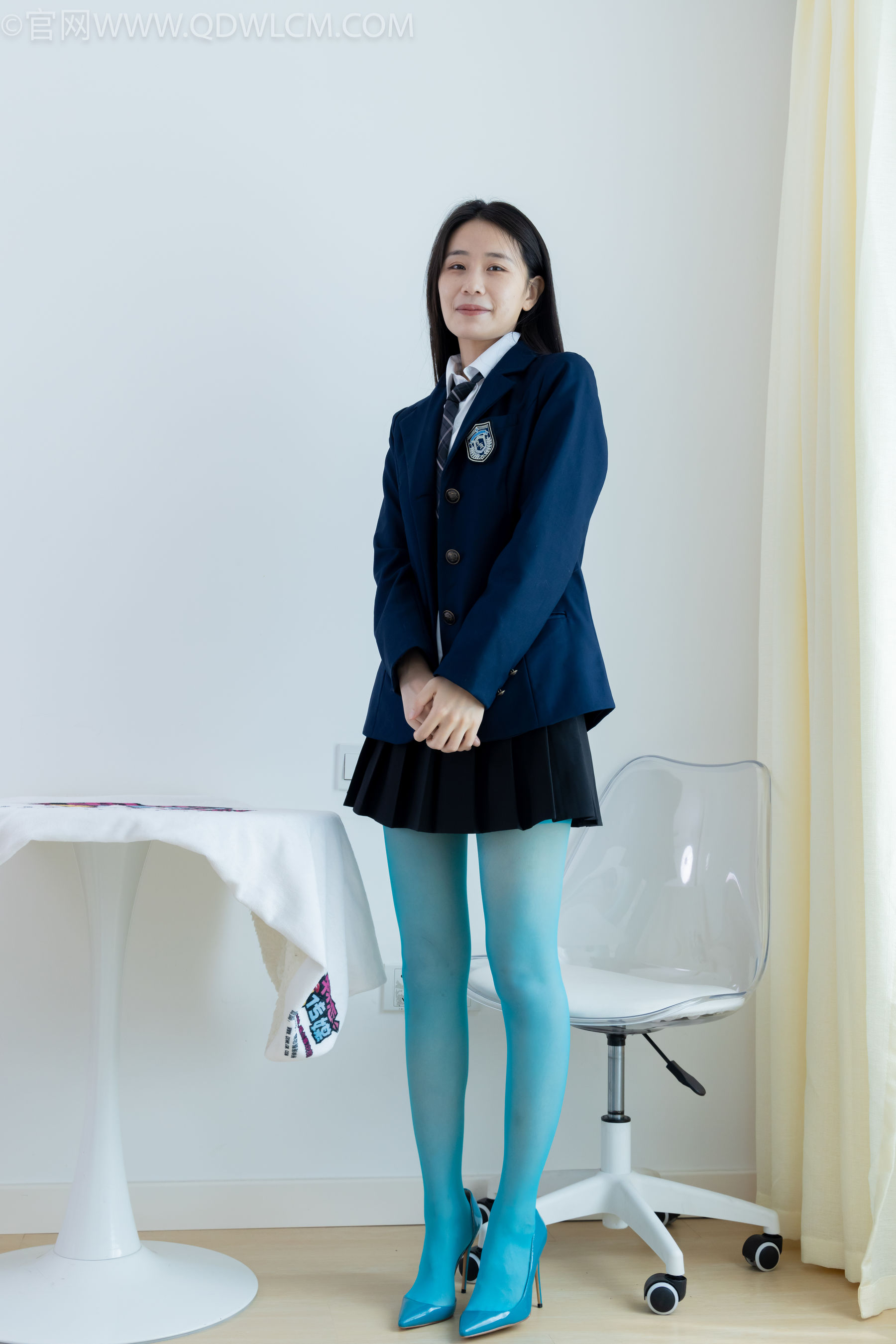 物恋传媒 No.2269 菜菜 -高跟鞋、薄蓝绿色丝、胶带绑脚踝老头乐挠脚剧情