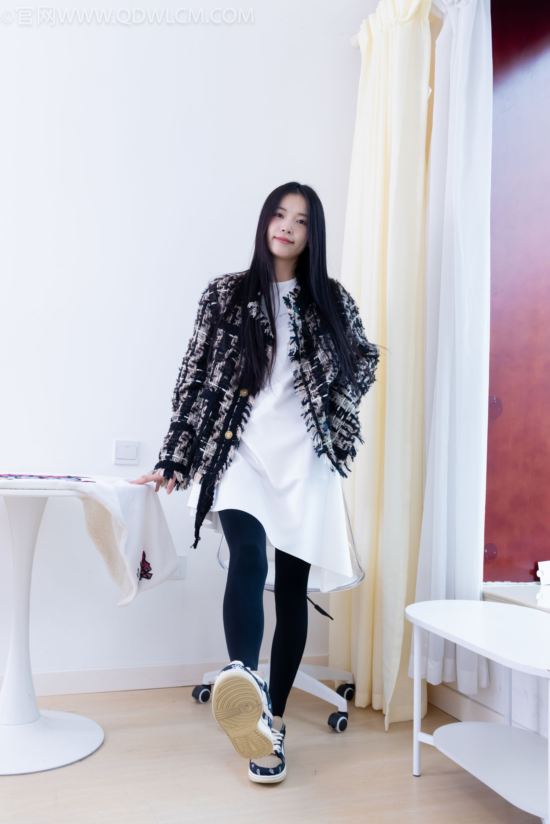 物恋传媒 No.2260 茯苓 -板鞋、黑色踩脚裤、白棉袜