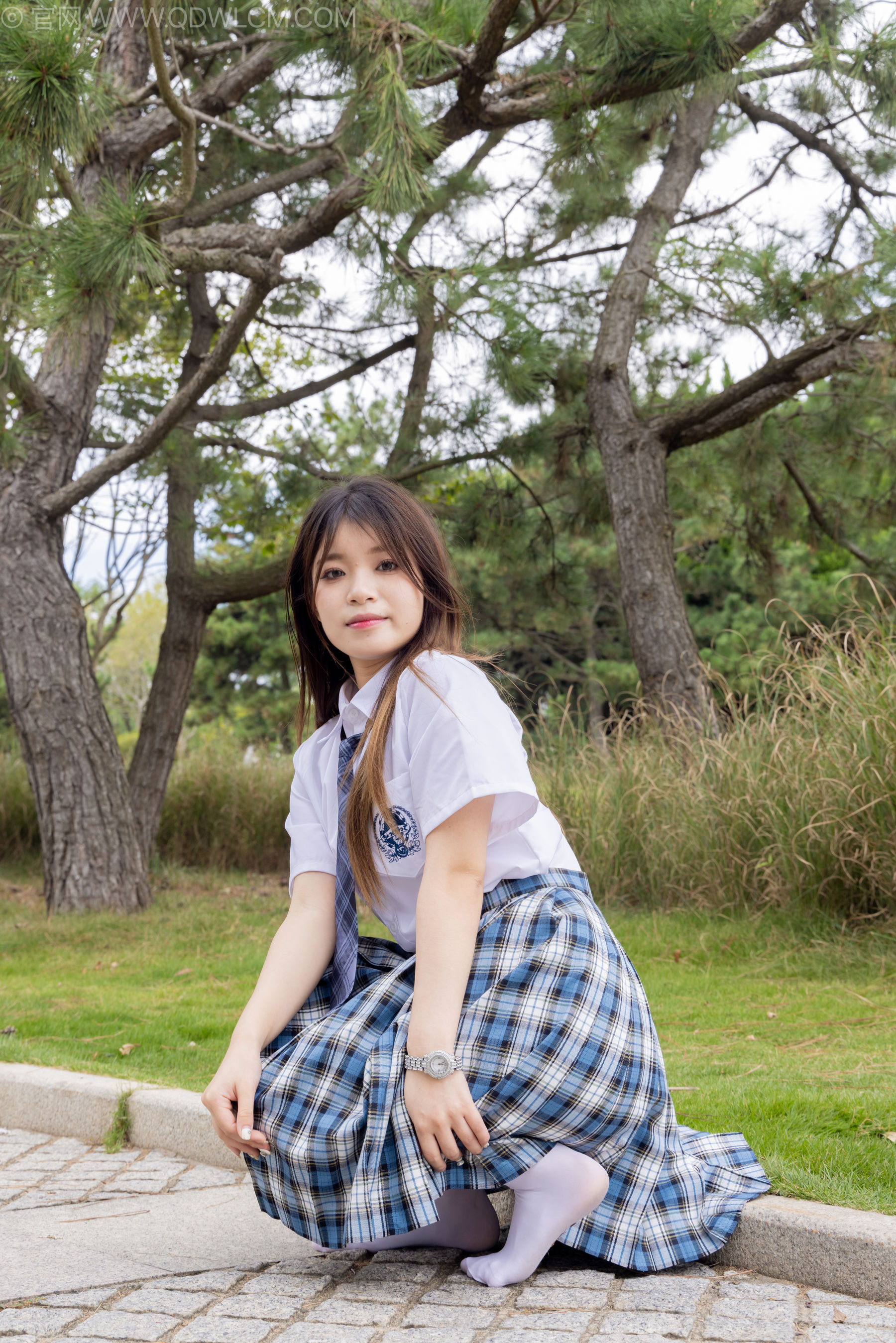 物恋传媒 No.2242 闪闪 -板鞋、厚白丝、户外草地公园沙滩脱鞋丝袜走路剧情