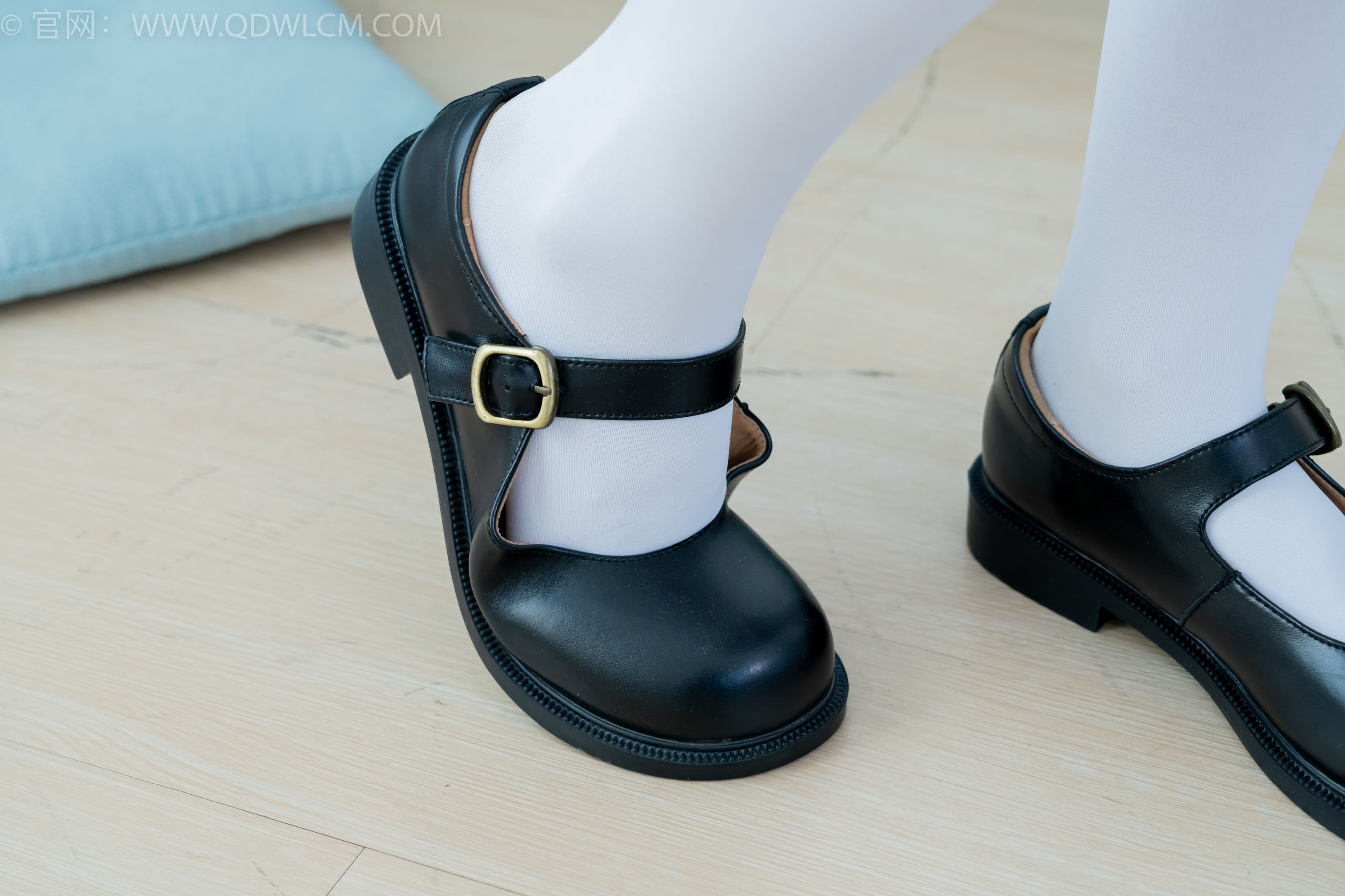 物恋传媒 No.2244 菜菜 -皮鞋、厚白丝、jk制服、皮筋绑脚老头乐挠脚剧情