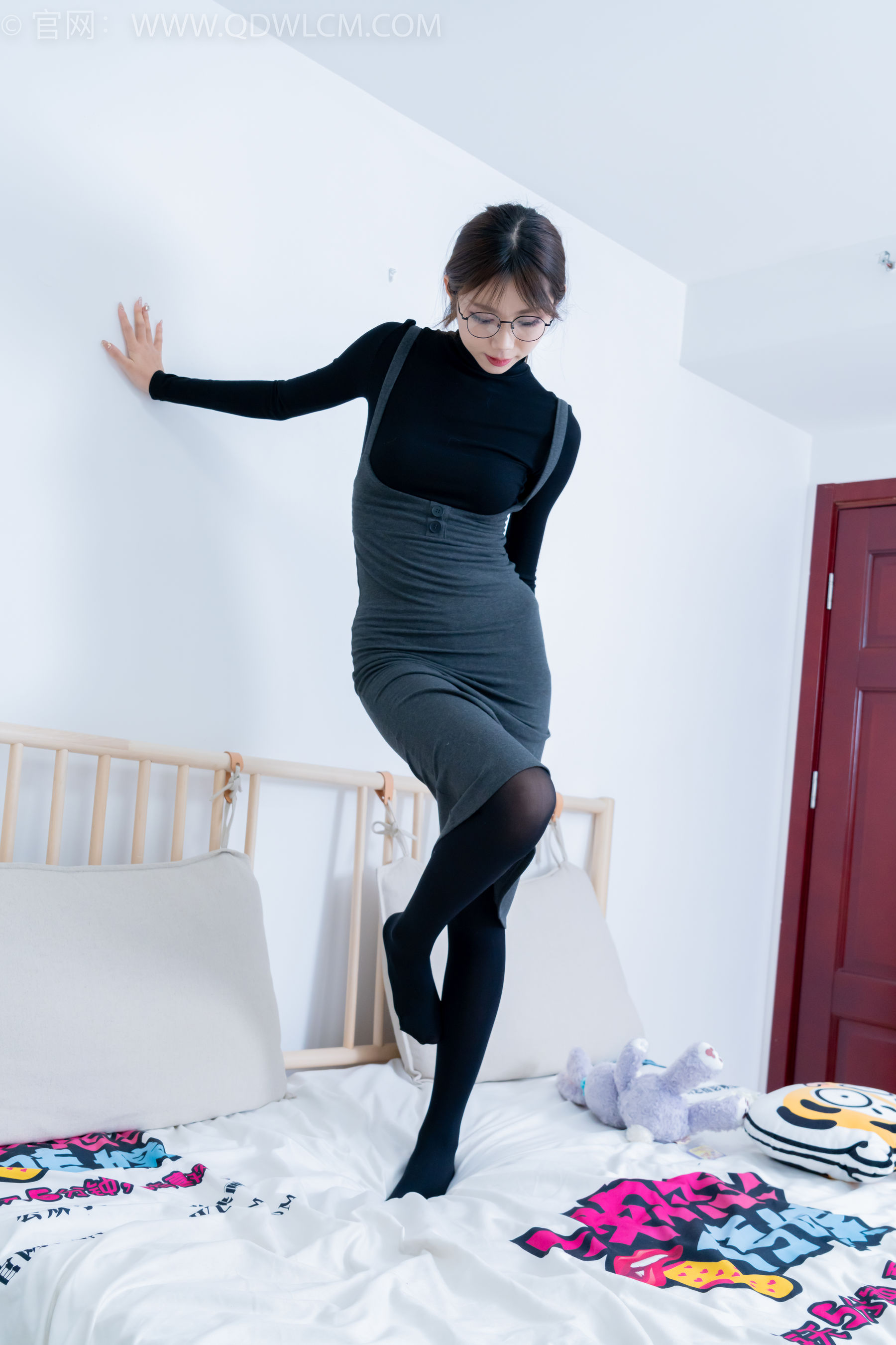 物恋传媒 No.2247 泡泡 -短靴、厚黑丝、皮筋绑脚老头乐挠脚剧情