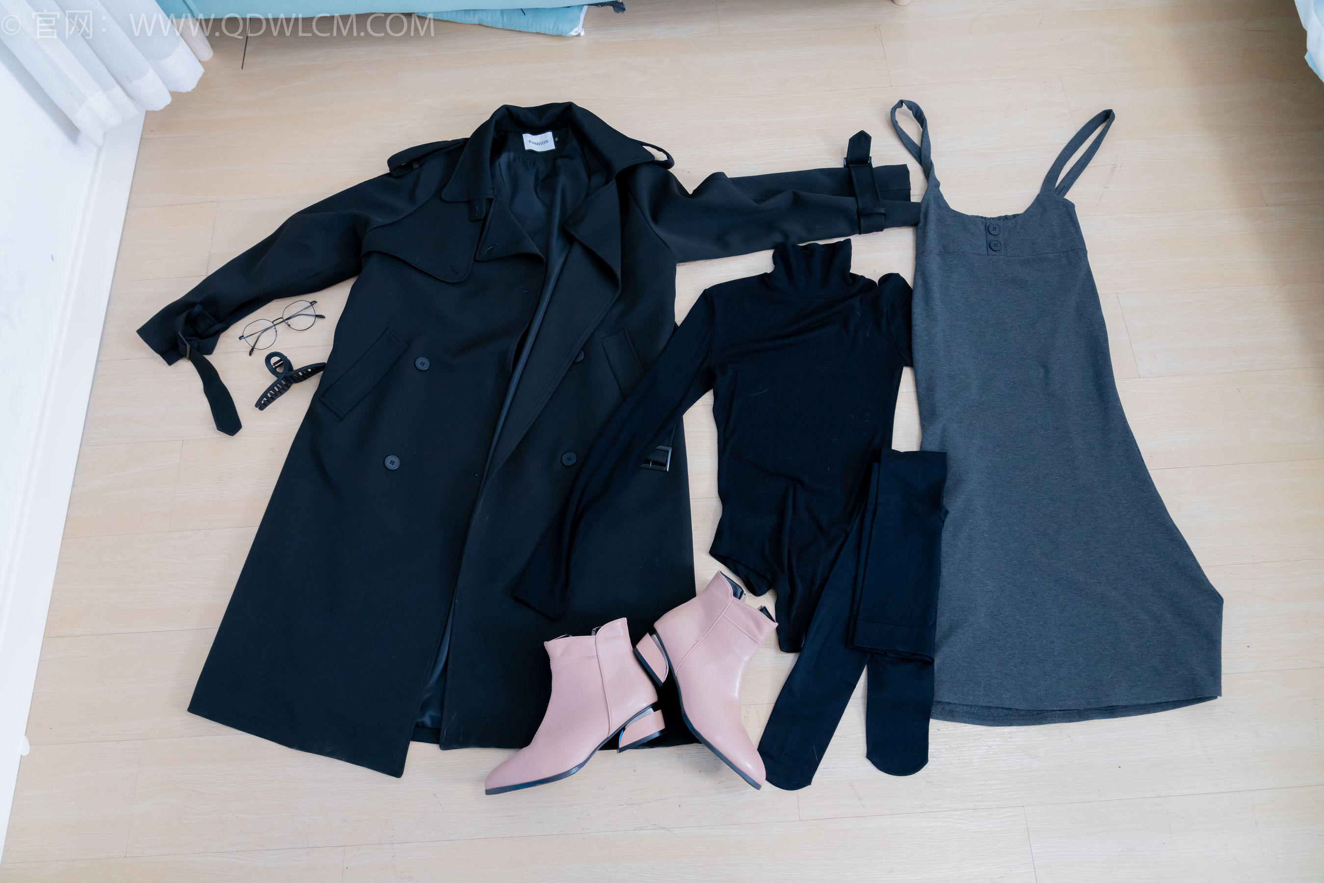 物恋传媒 No.2247 泡泡 -短靴、厚黑丝、皮筋绑脚老头乐挠脚剧情