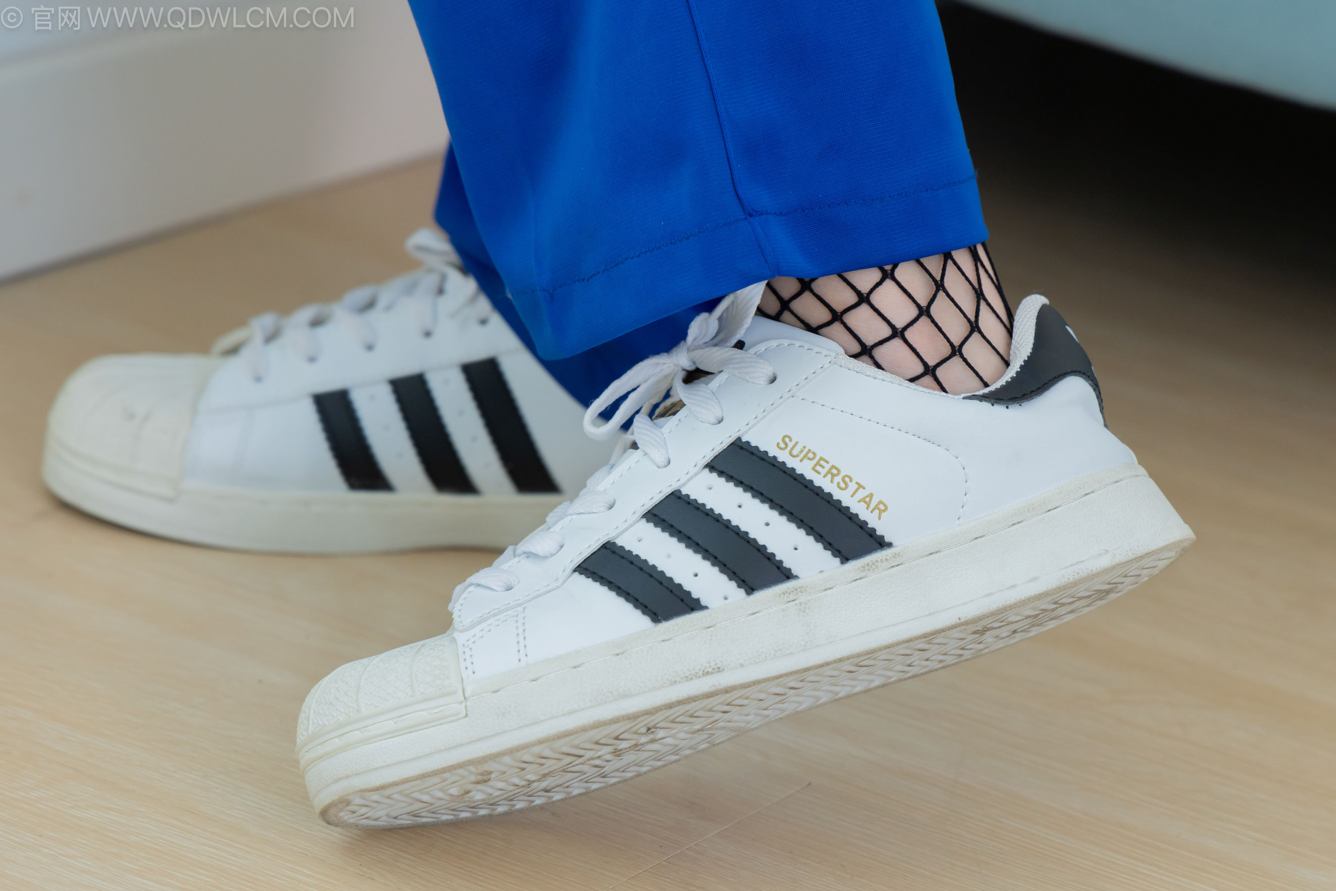 物恋传媒 No.2241 美兔 -板鞋、黑网袜、校服裤里丝