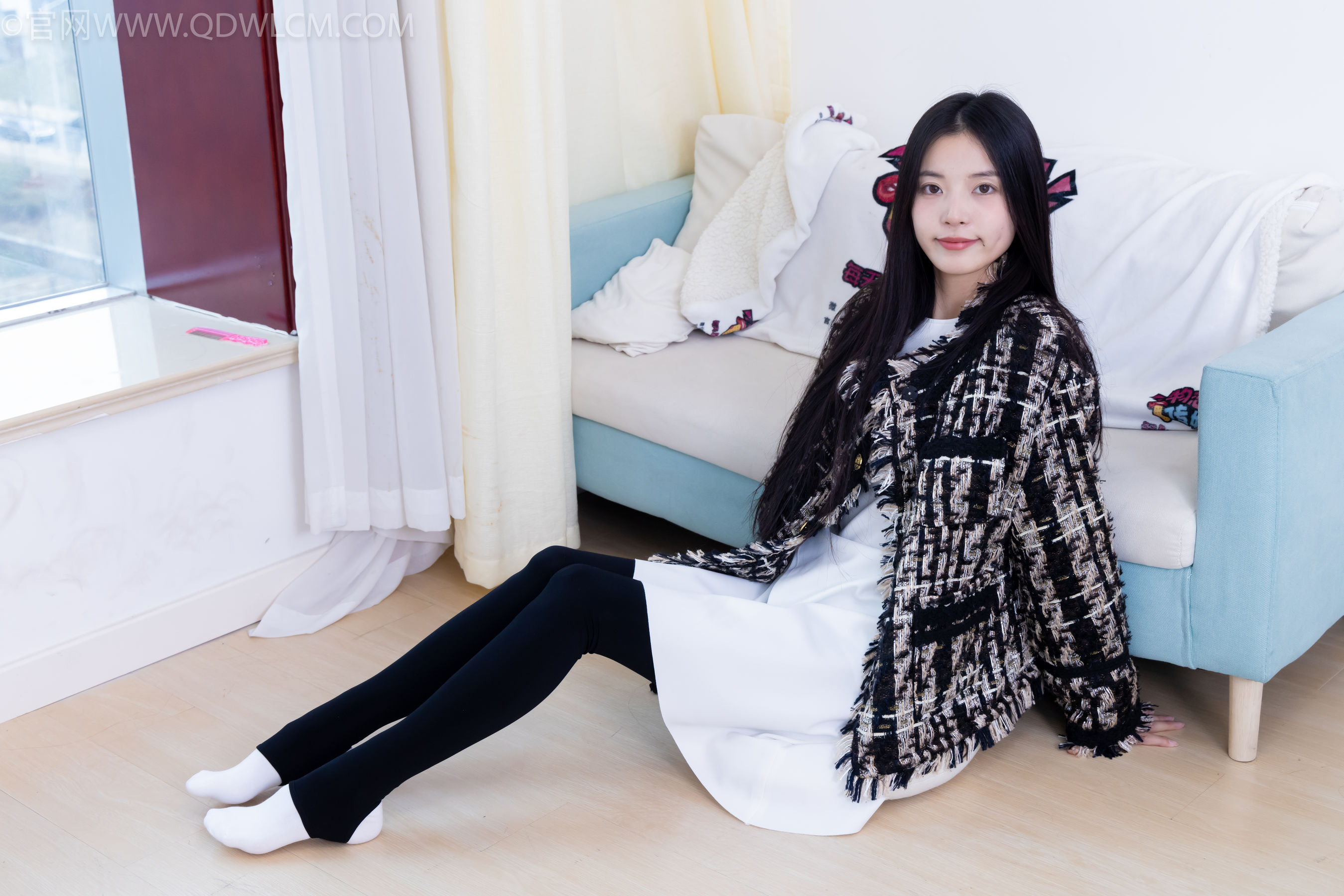 物恋传媒 No.2260 茯苓 -板鞋、黑色踩脚裤、白棉袜