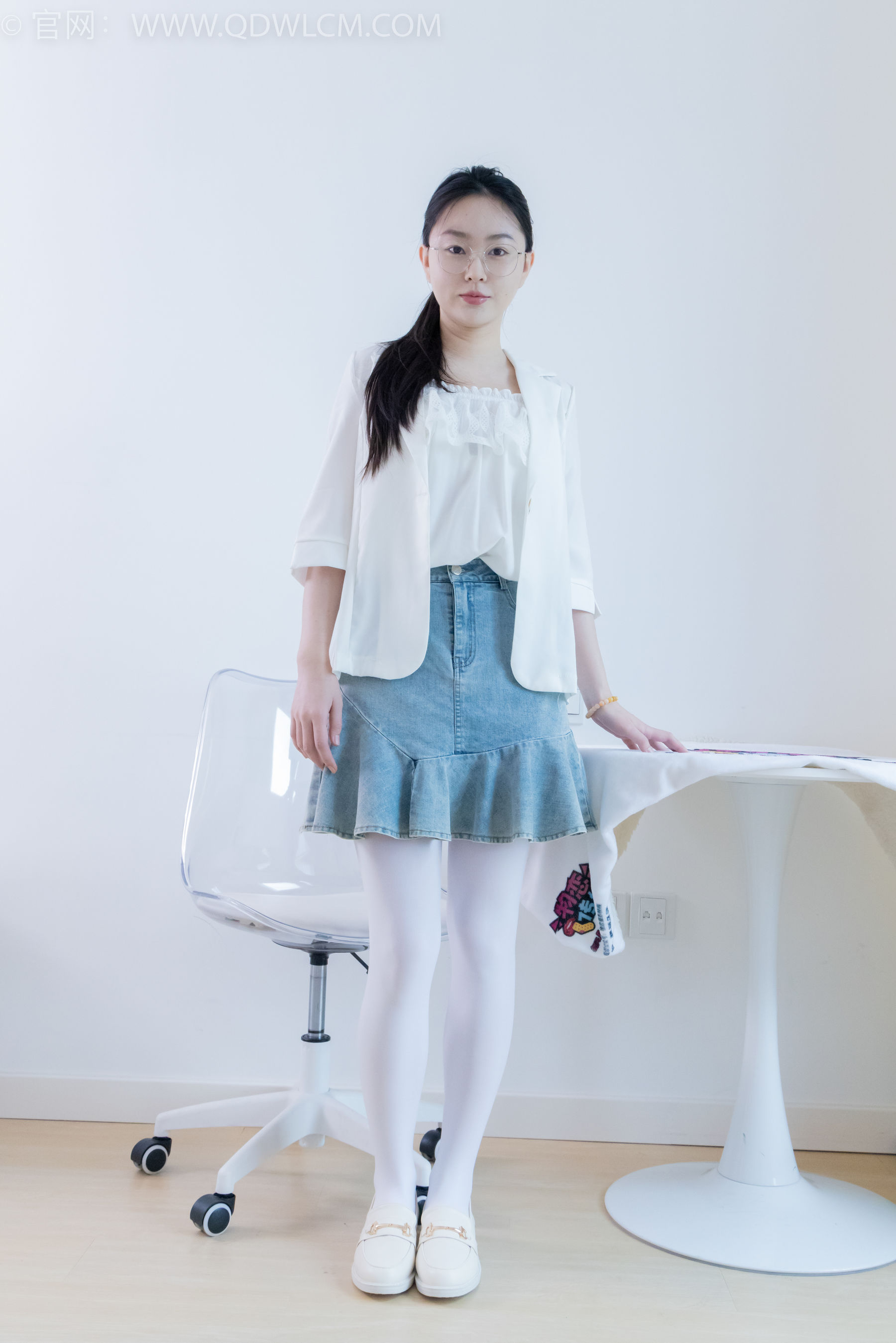 物恋传媒 No.2246 美兔 -皮鞋、厚白丝、皮筋绑脚老头乐挠脚剧情