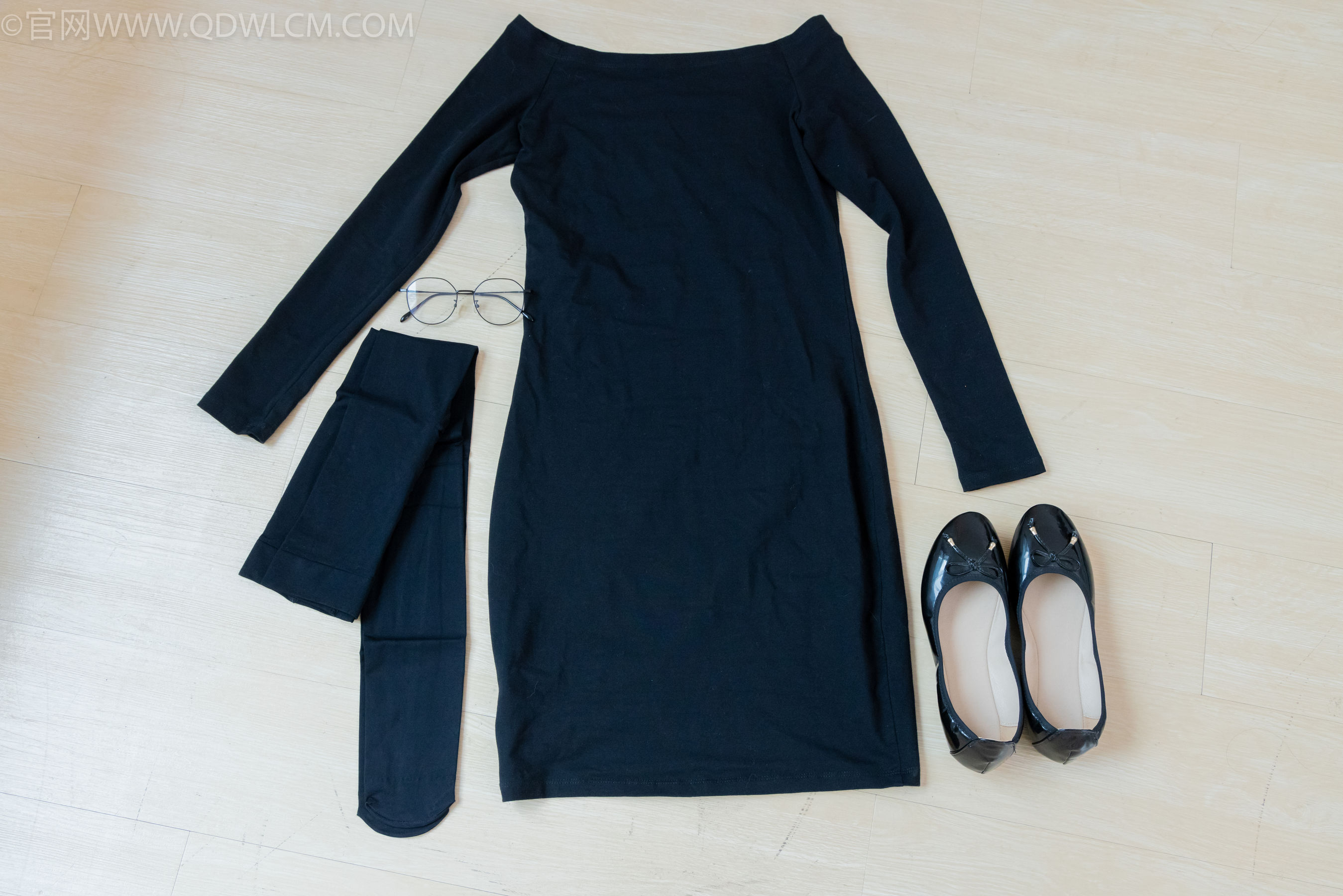 物恋传媒 No.2265 恬恬 -平底鞋、厚黑丝、厚黑丝踩奶油蛋糕剧情