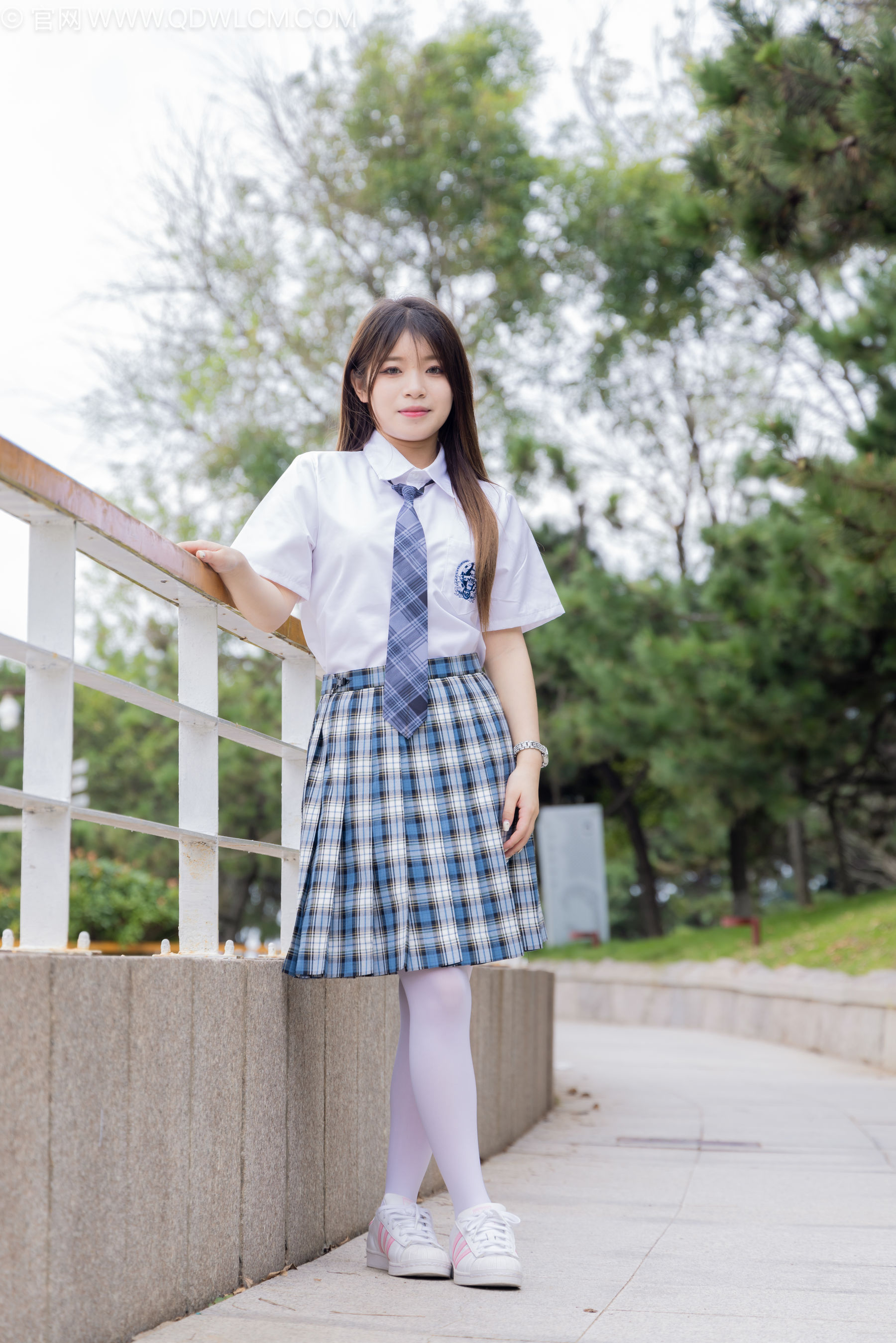 物恋传媒 No.2242 闪闪 -板鞋、厚白丝、户外草地公园沙滩脱鞋丝袜走路剧情