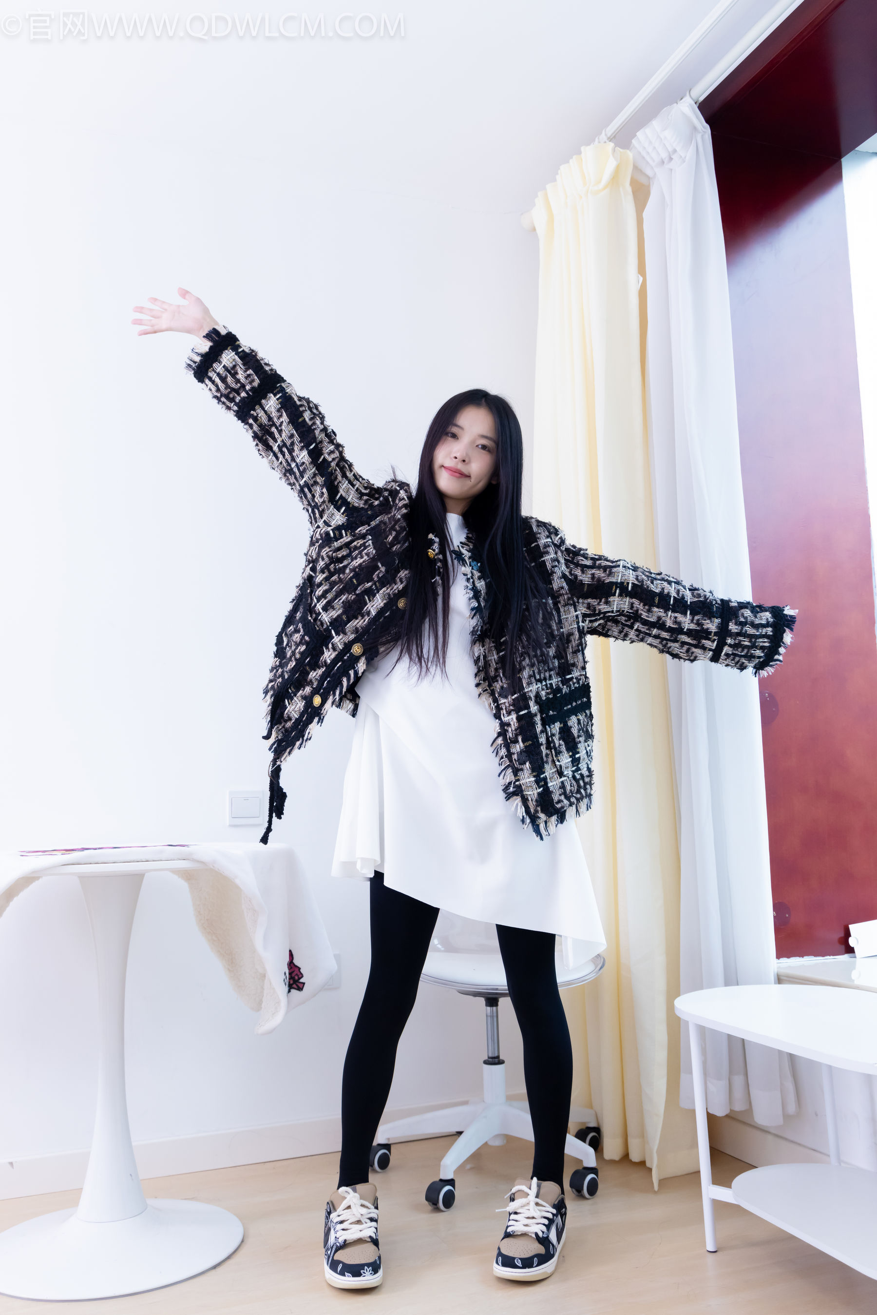 物恋传媒 No.2260 茯苓 -板鞋、黑色踩脚裤、白棉袜