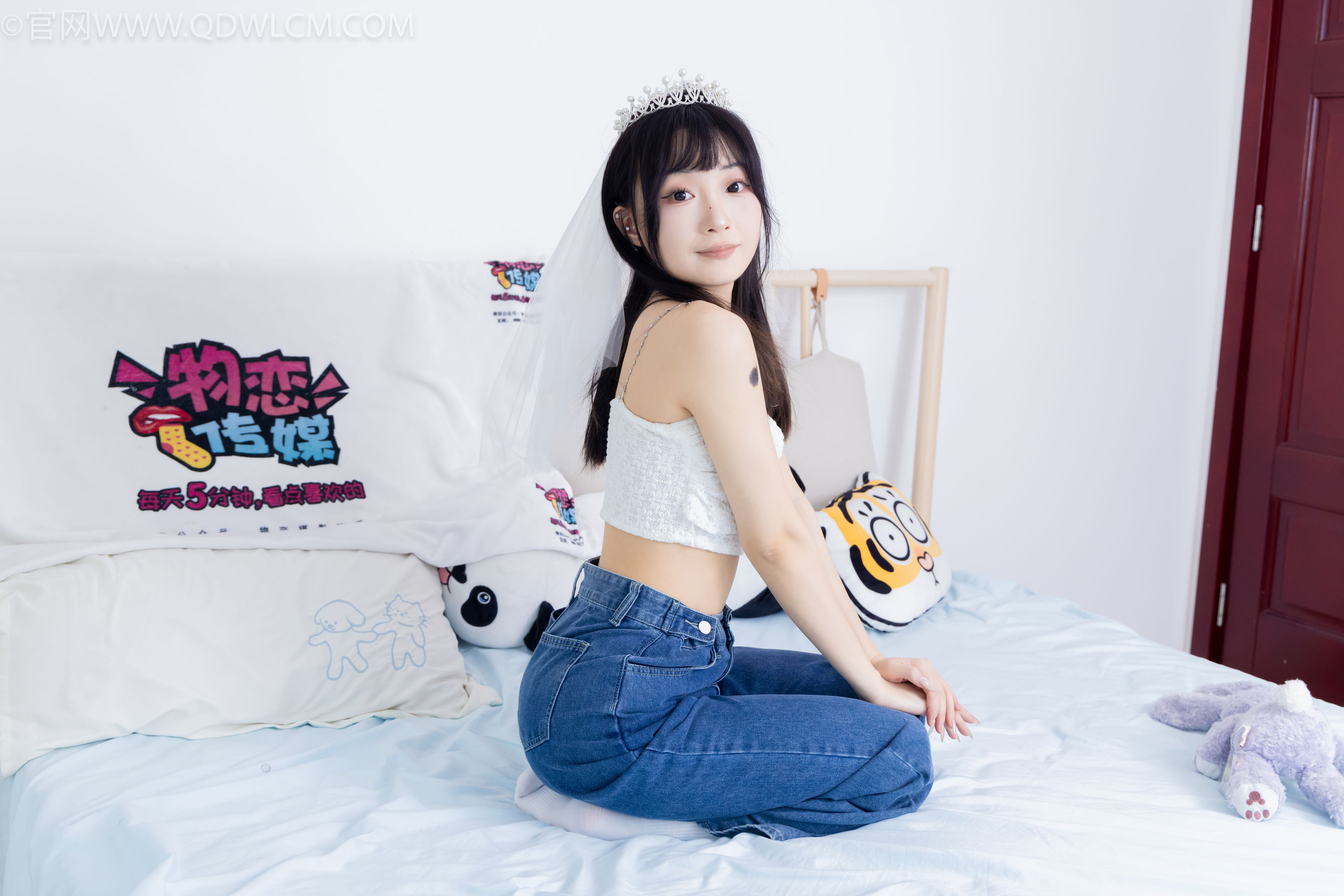 物恋传媒 No.2258 嘟嘟 -板鞋、白棉袜、裸足