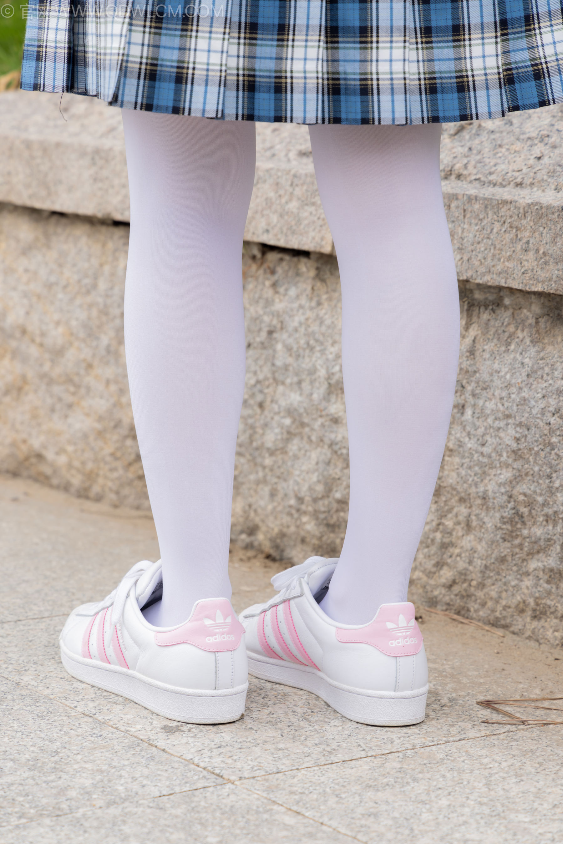 物恋传媒 No.2242 闪闪 -板鞋、厚白丝、户外草地公园沙滩脱鞋丝袜走路剧情