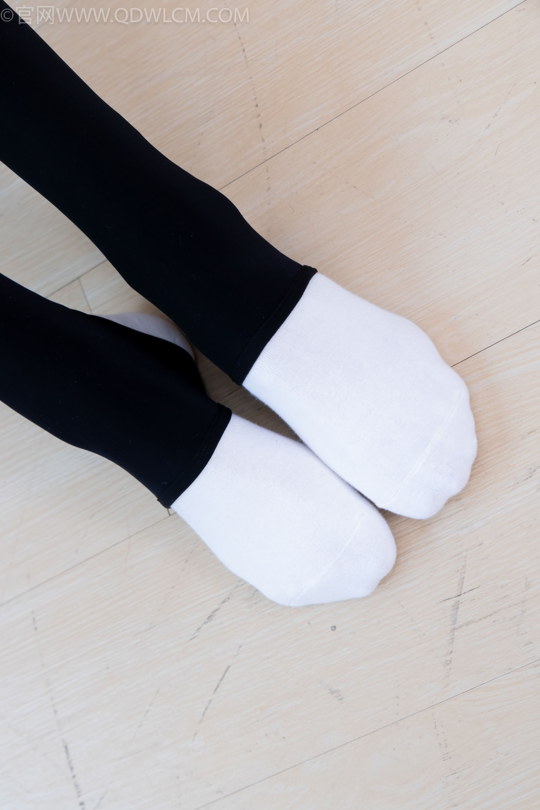 物恋传媒 No.2260 茯苓 -板鞋、黑色踩脚裤、白棉袜