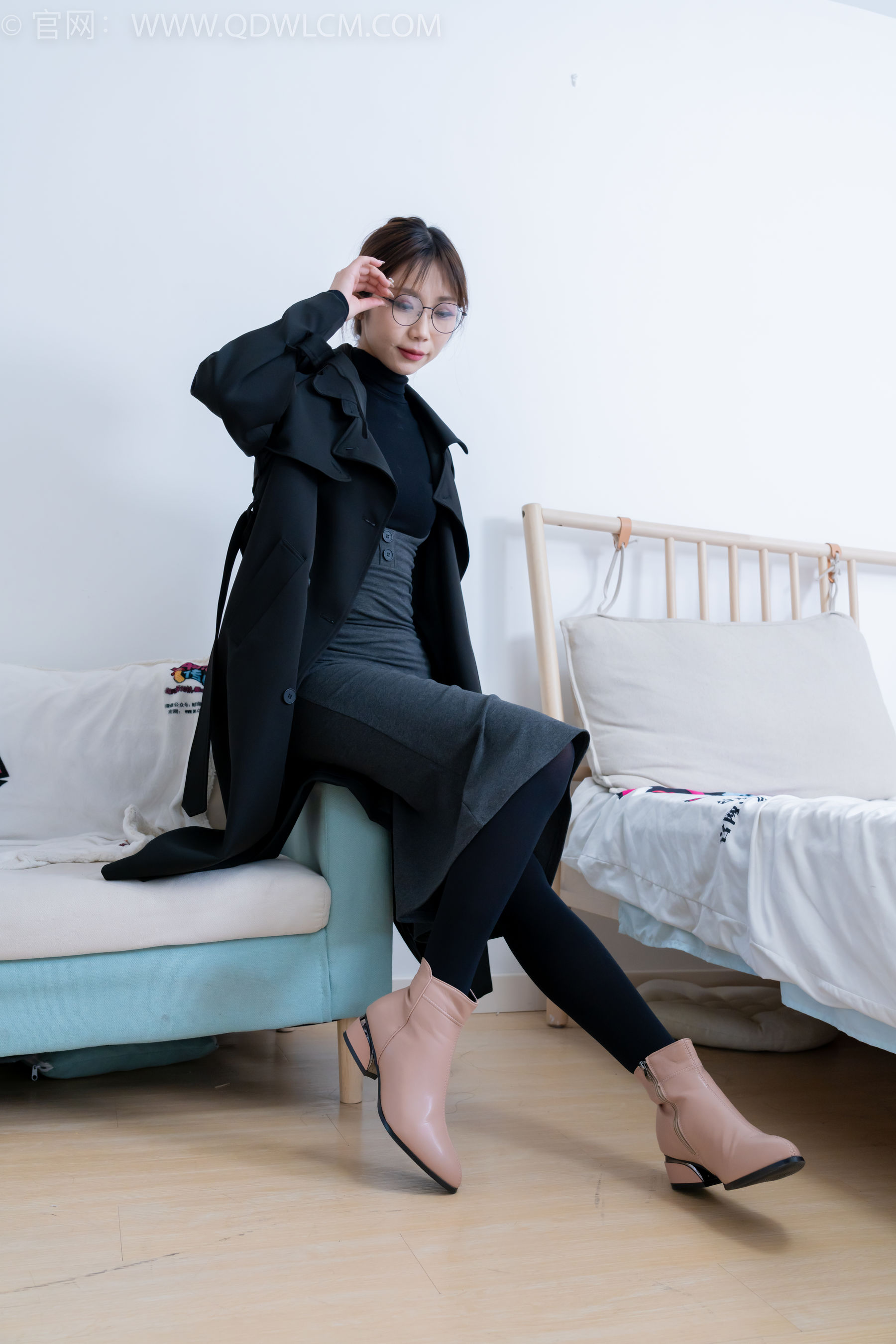 物恋传媒 No.2247 泡泡 -短靴、厚黑丝、皮筋绑脚老头乐挠脚剧情