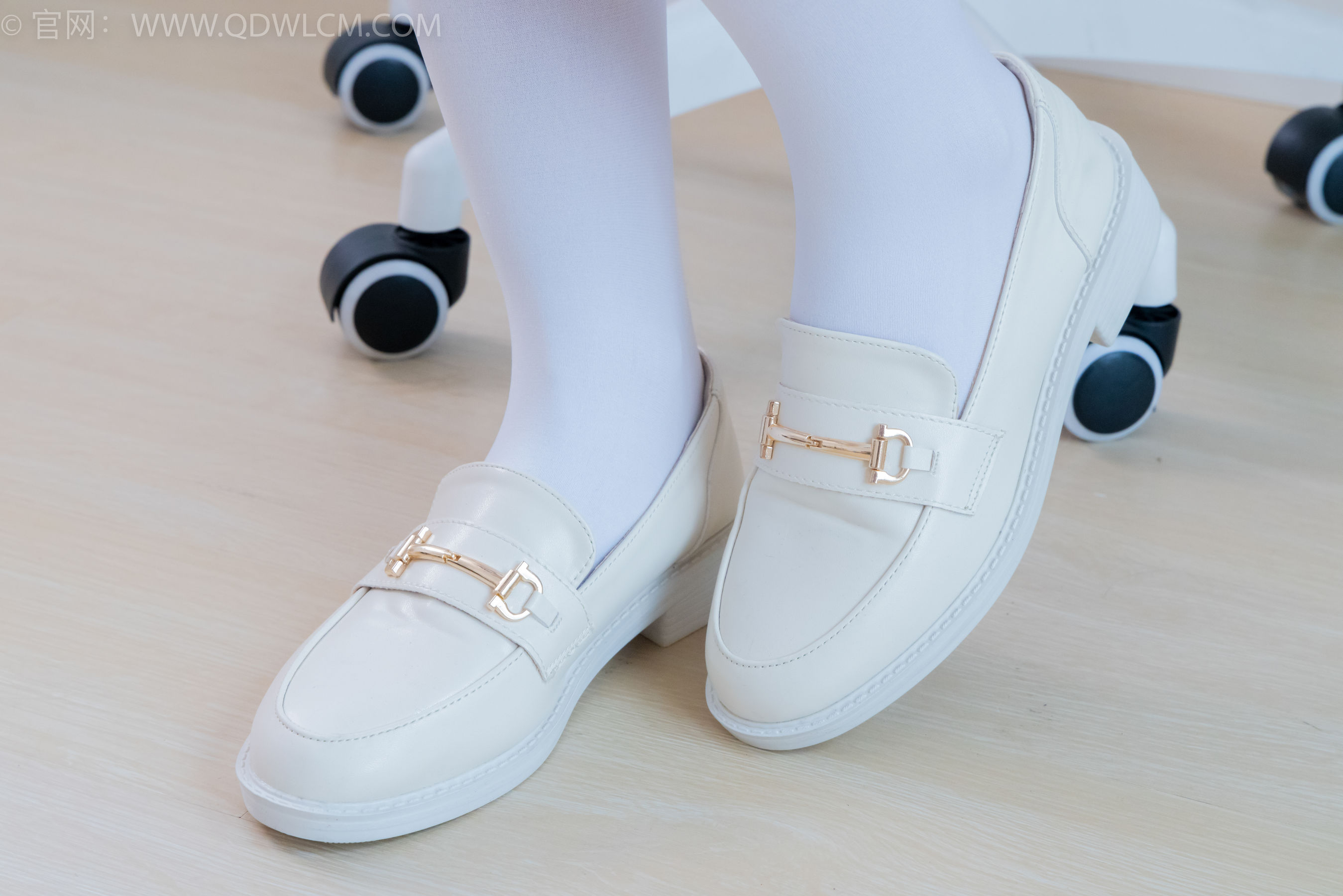 物恋传媒 No.2246 美兔 -皮鞋、厚白丝、皮筋绑脚老头乐挠脚剧情