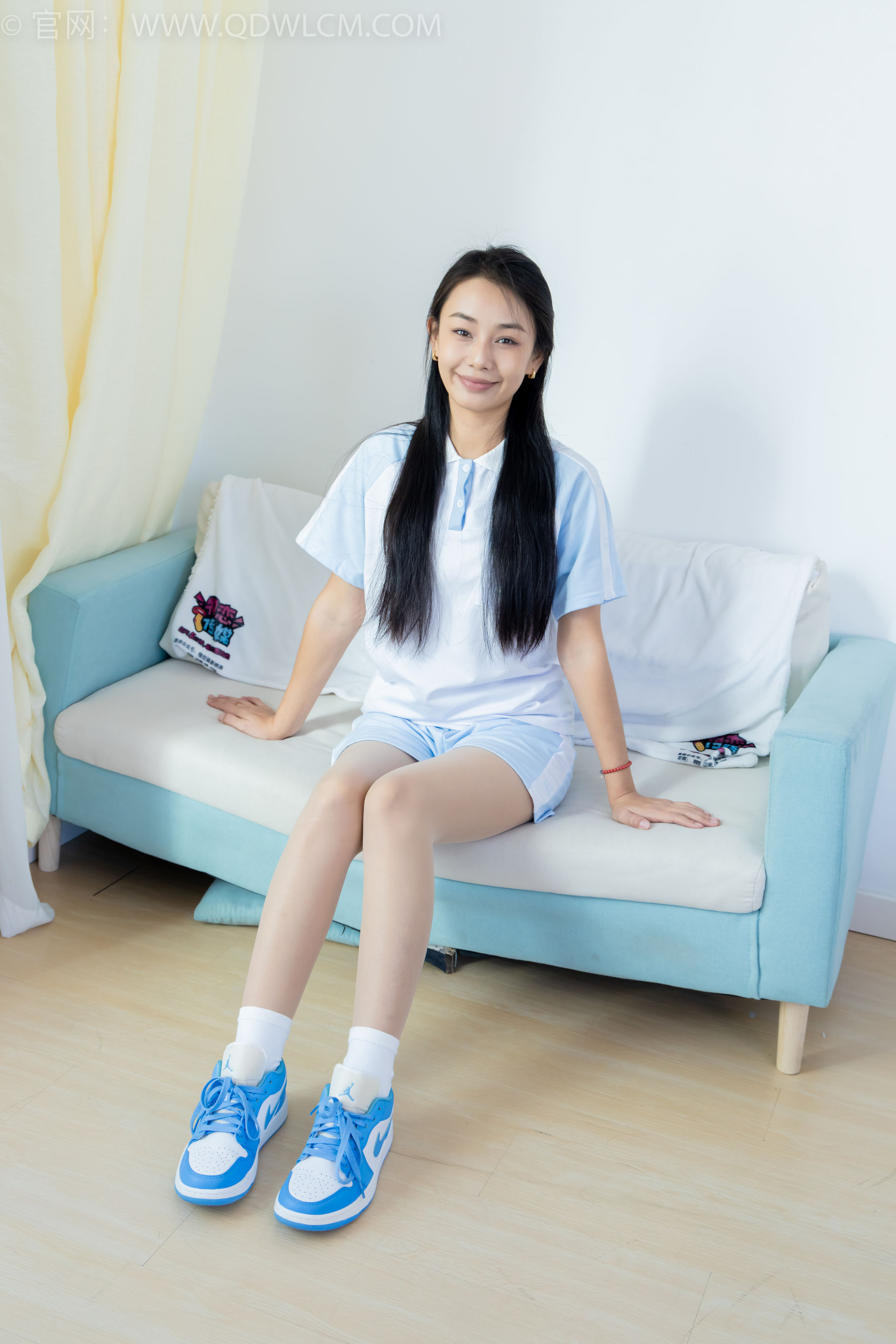 物恋传媒 No.2250 岚岚 -板鞋、白棉袜、薄肉丝、老头乐挠脚剧情