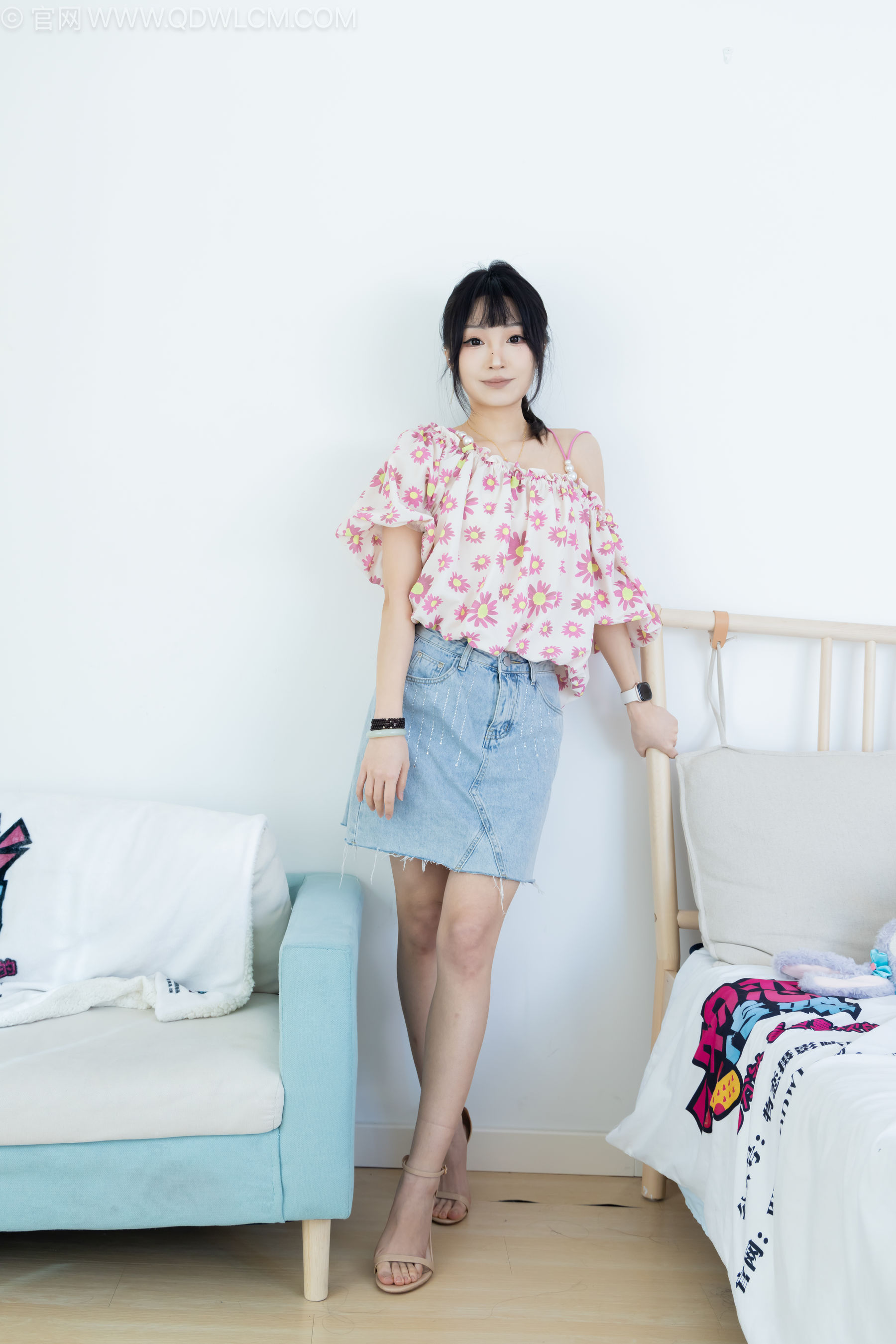 物恋传媒 No.2240 嘟嘟 -三双高跟鞋、薄肉丝、裸足、视频以超近景特写为主