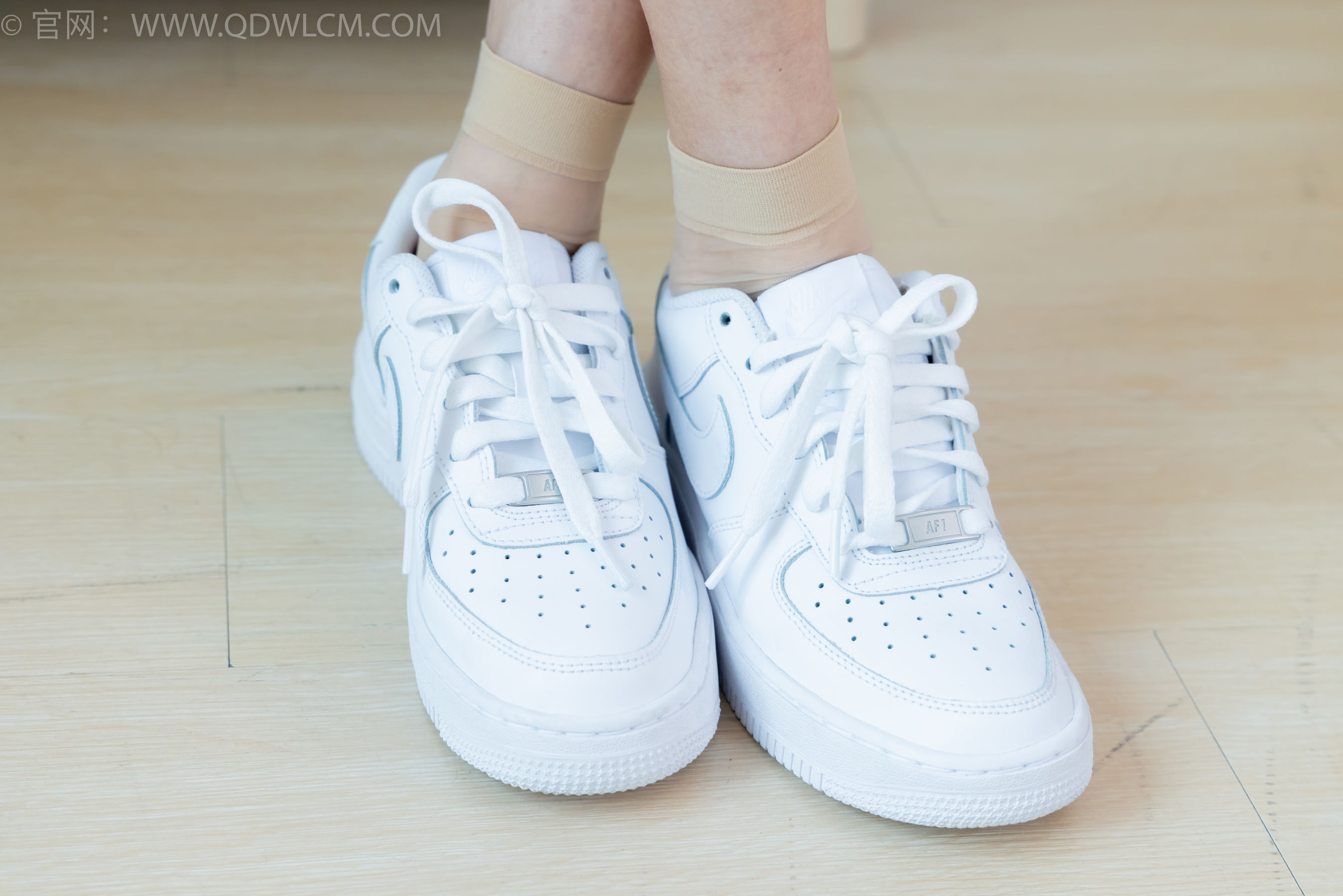 物恋传媒 No.2245 茯苓 -板鞋、短款薄肉丝、裸足