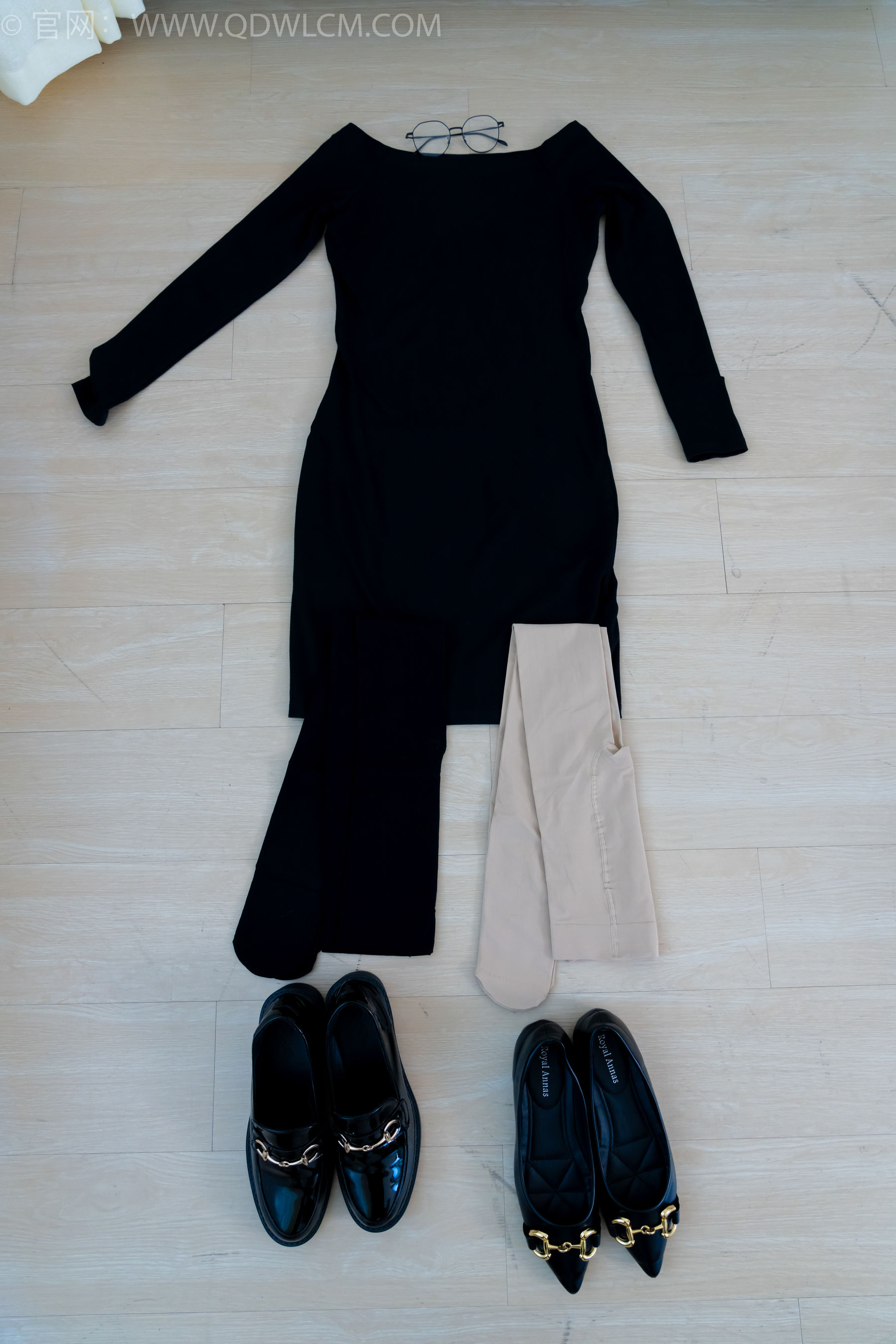 物恋传媒 No.2256 茯苓 -平底鞋、厚肉丝、厚黑丝、皮筋绑脚和挠脚心剧情