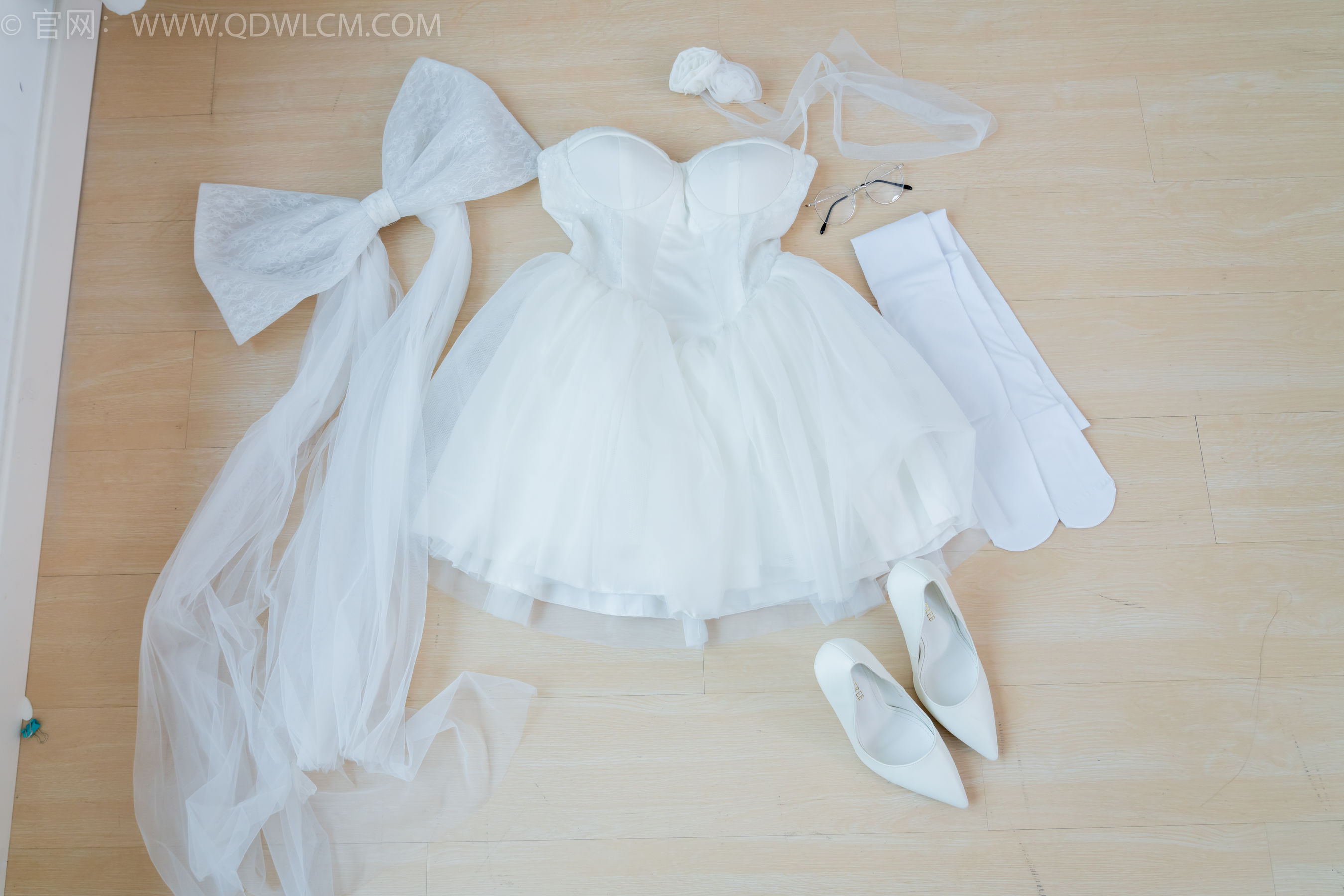 物恋传媒 No.2233 小影 -小影 -高跟鞋、厚白丝