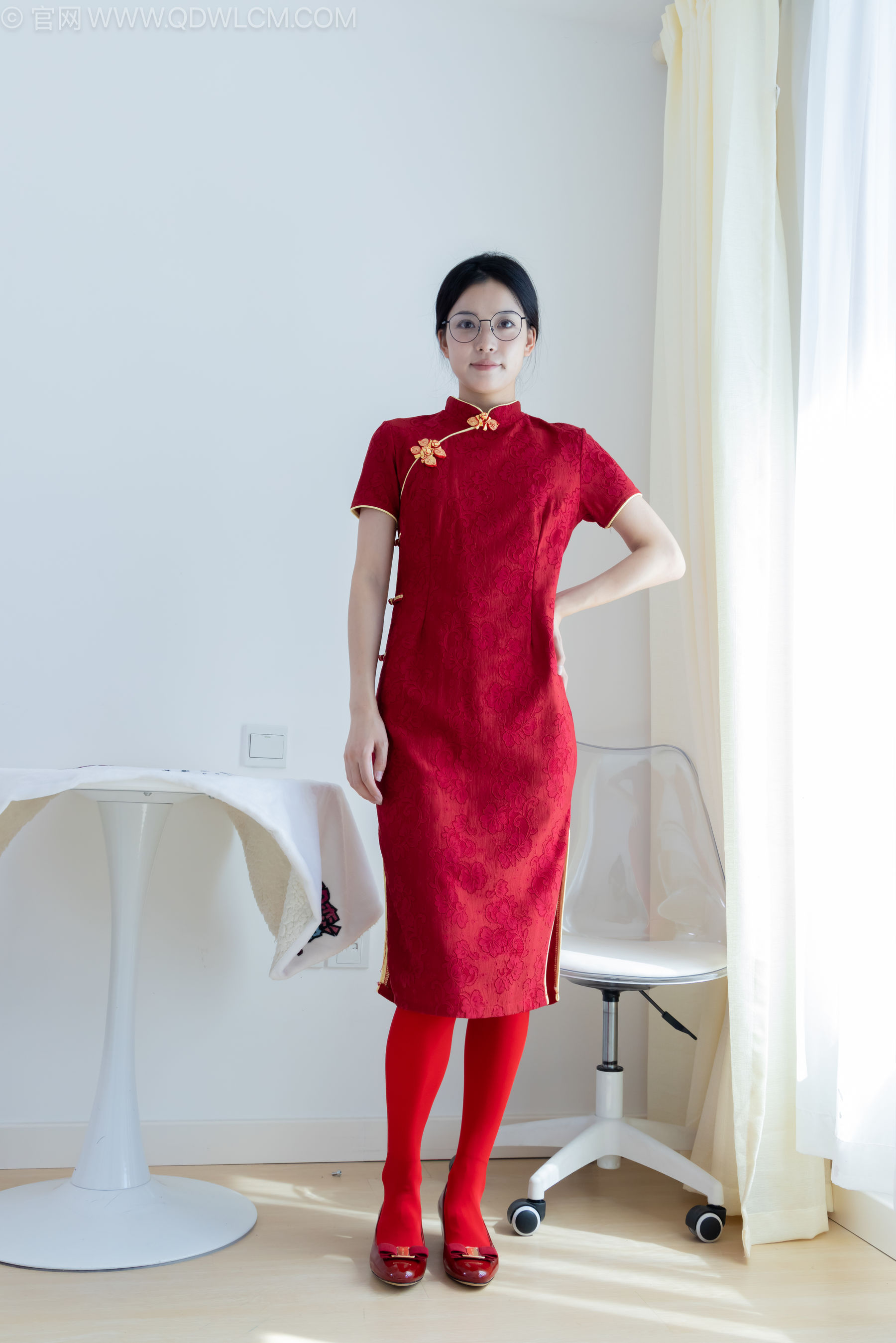 物恋传媒 No.2236 茯苓 -红色低跟鞋、厚款红色丝、皮筋绑脚老头乐挠脚剧情