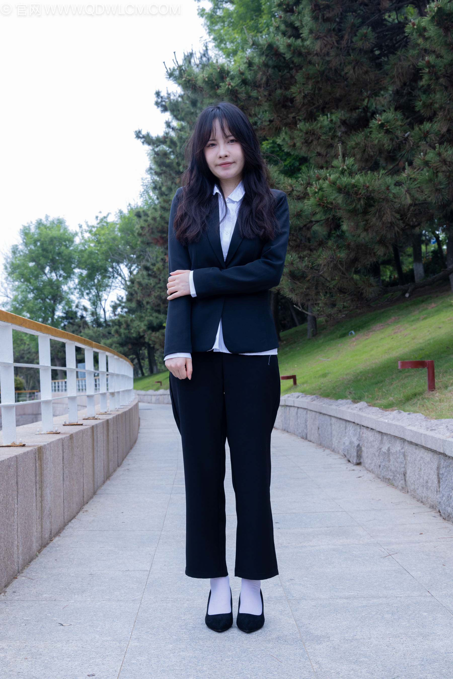 物恋传媒 No.2238 小酒 -高跟鞋、短白丝、ol制服户外