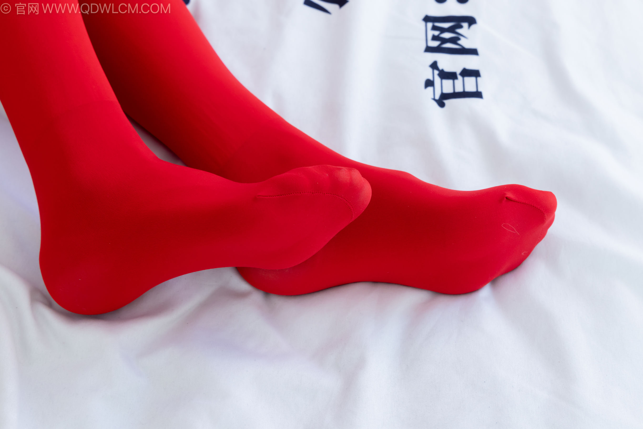 物恋传媒 No.2236 茯苓 -红色低跟鞋、厚款红色丝、皮筋绑脚老头乐挠脚剧情