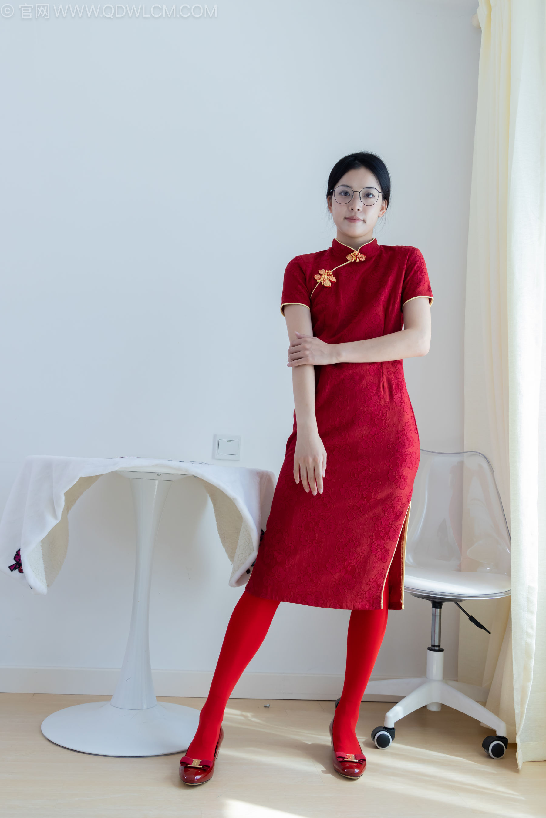 物恋传媒 No.2236 茯苓 -红色低跟鞋、厚款红色丝、皮筋绑脚老头乐挠脚剧情