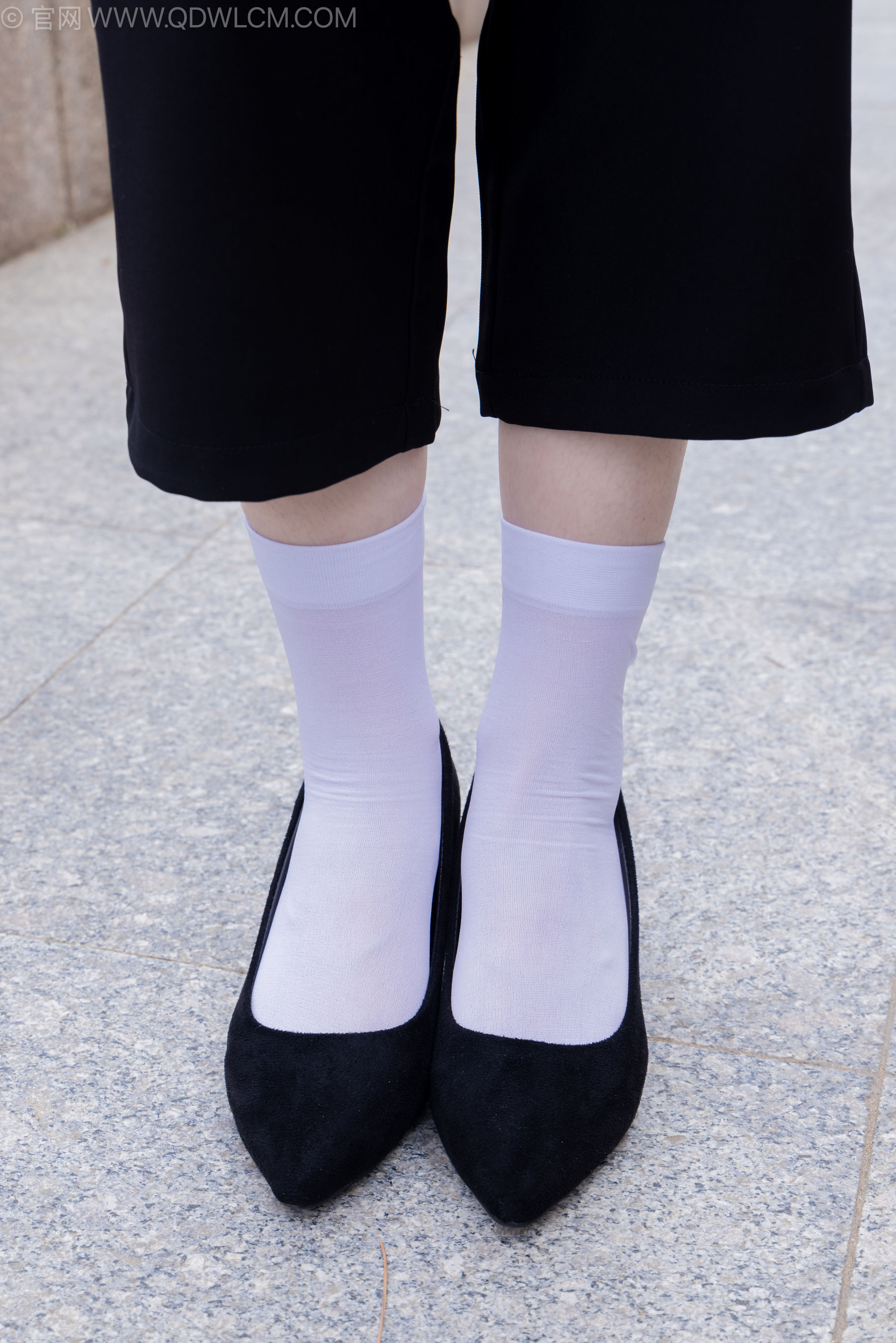 物恋传媒 No.2238 小酒 -高跟鞋、短白丝、ol制服户外