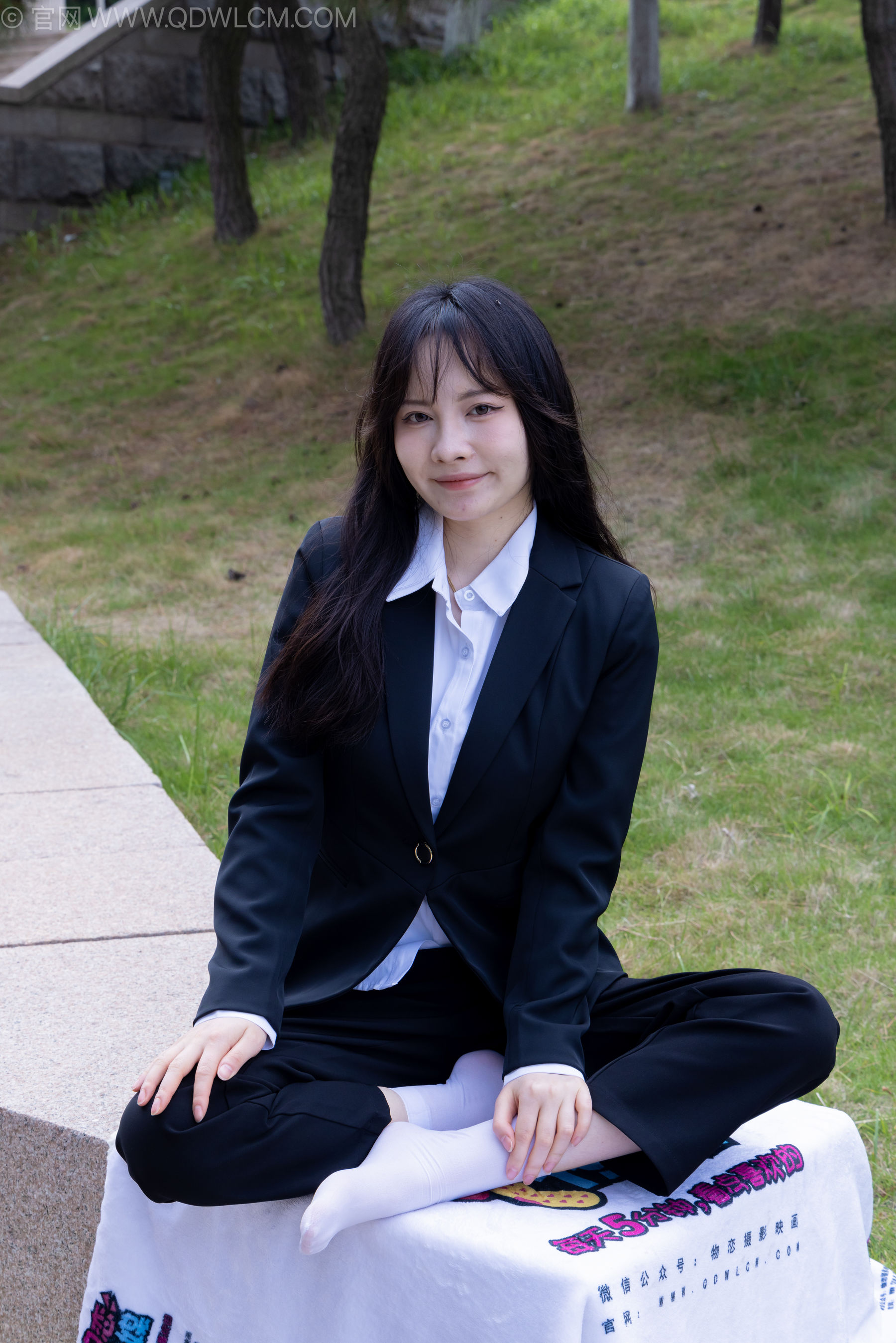 物恋传媒 No.2238 小酒 -高跟鞋、短白丝、ol制服户外