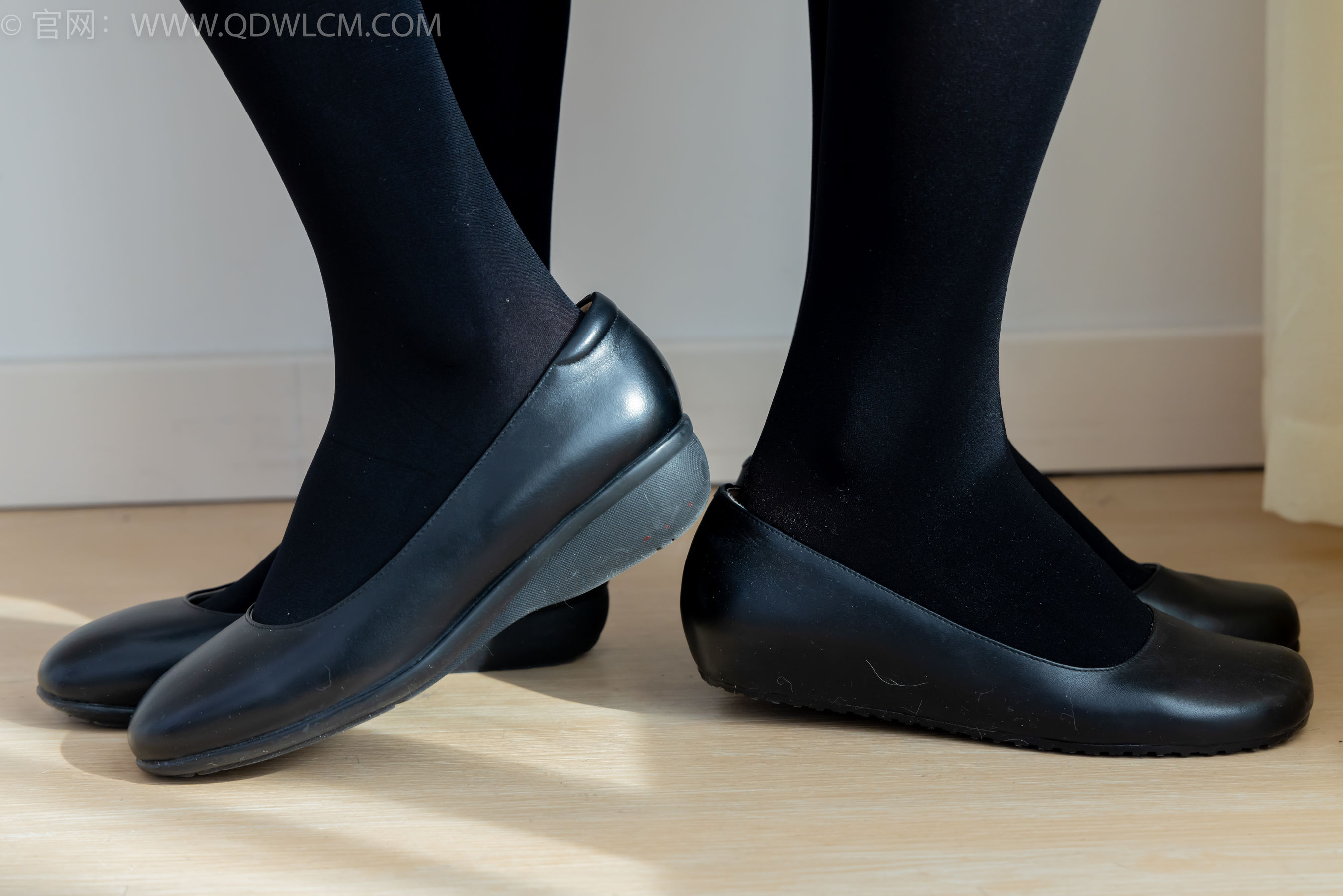 物恋传媒 No.2232 恬恬&樱桃 -皮鞋、厚黑丝、裸足、空姐制服