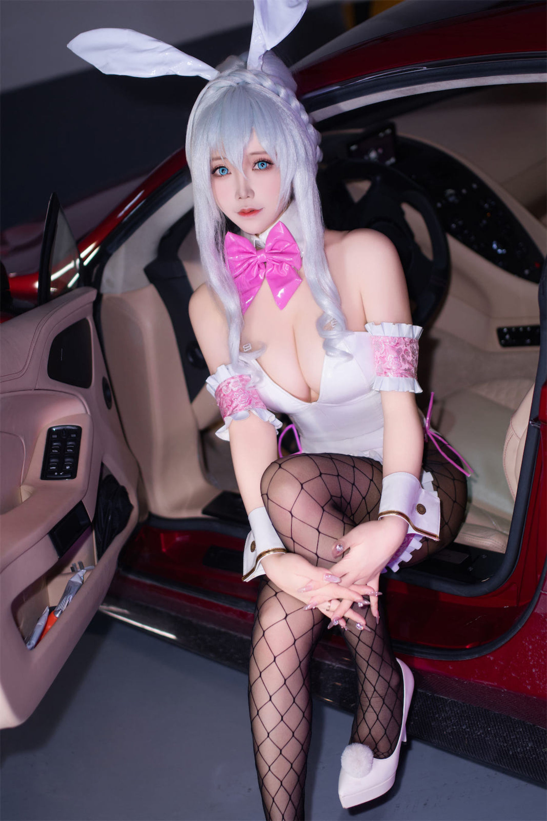 二次元妹子 抱走莫子aa - 雪女跑车兔女郎