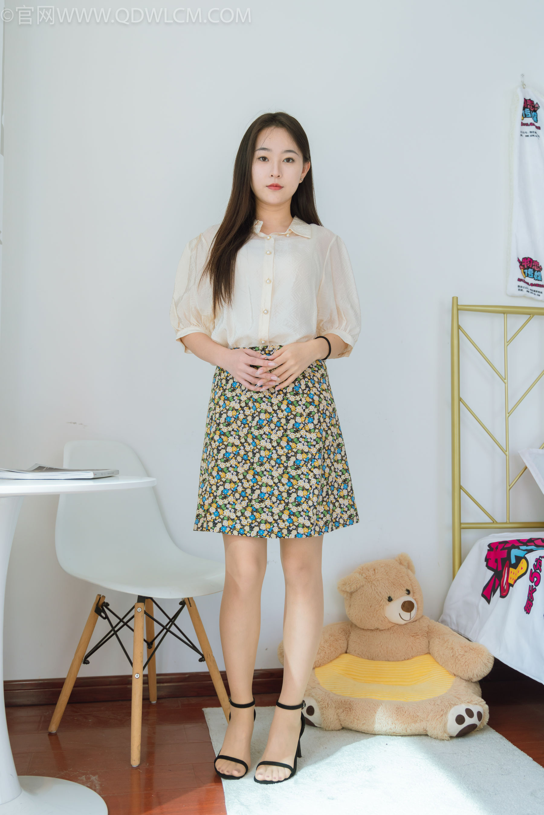 物恋传媒 No.2277 美兔 - 三双高跟鞋、薄肉丝、裸足