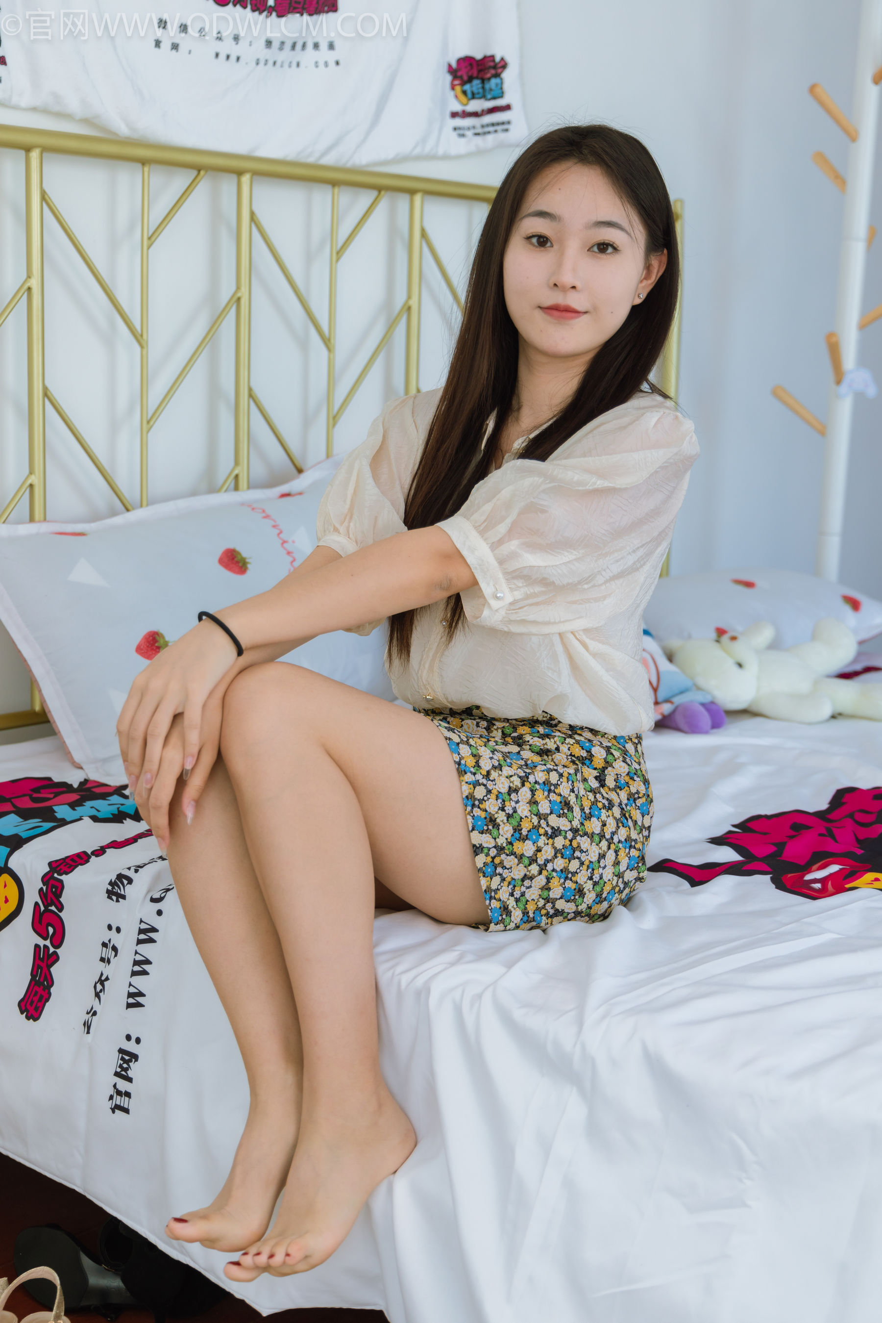 物恋传媒 No.2277 美兔 - 三双高跟鞋、薄肉丝、裸足