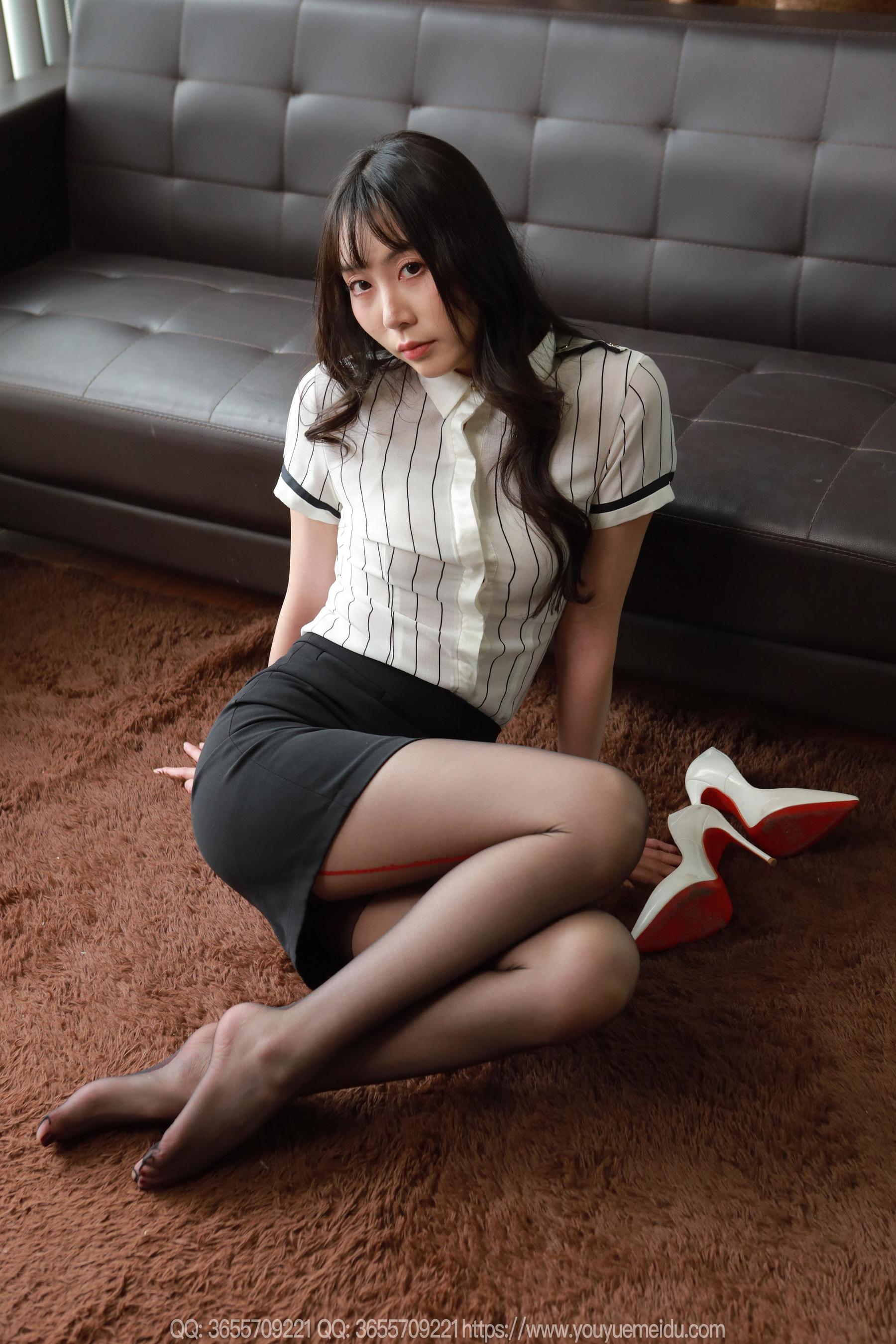 IESS异思趣向 - 模特： 团团 《细腿黑丝》