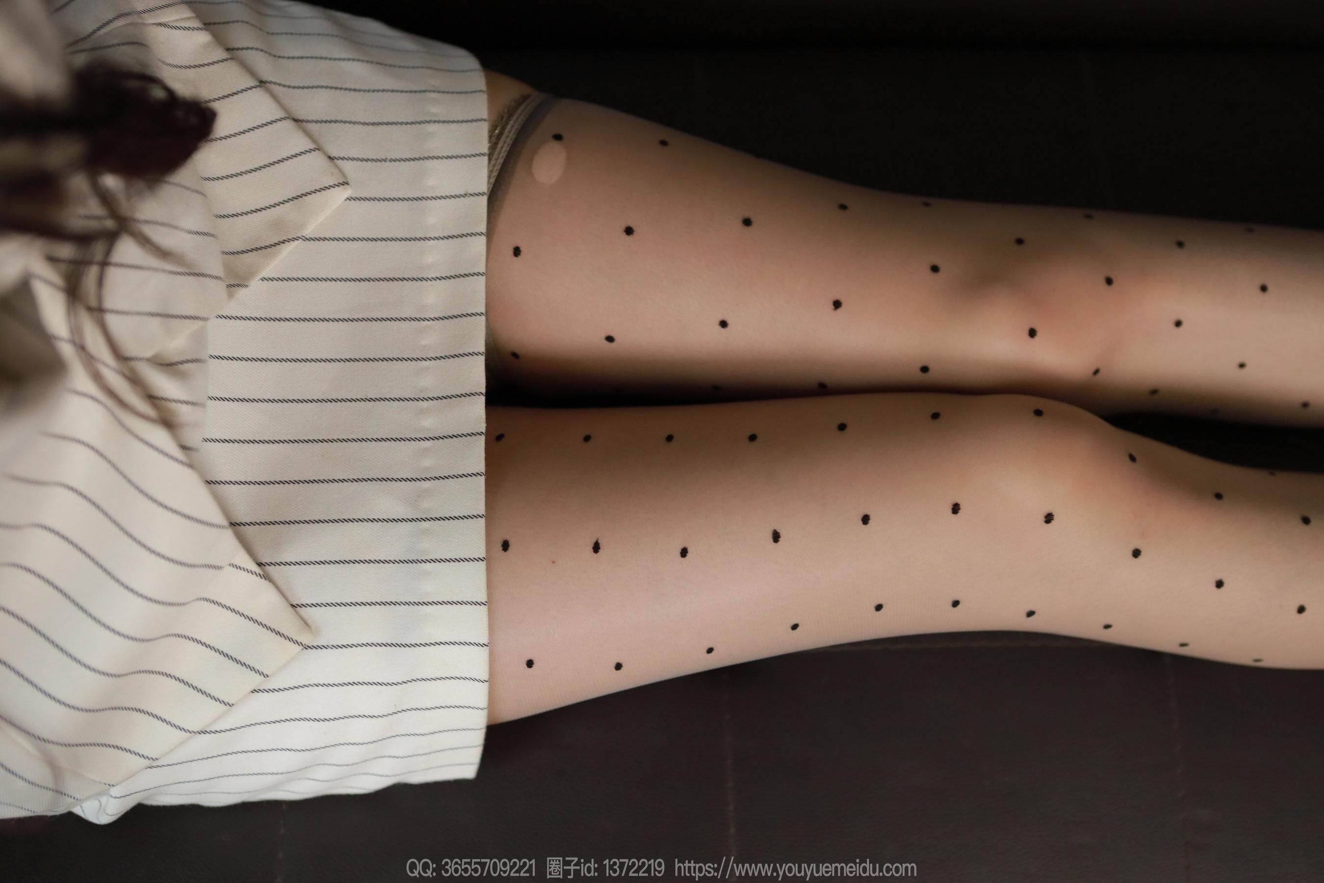 IESS异思趣向 - 模特： 团团 《灰色波点（下）》