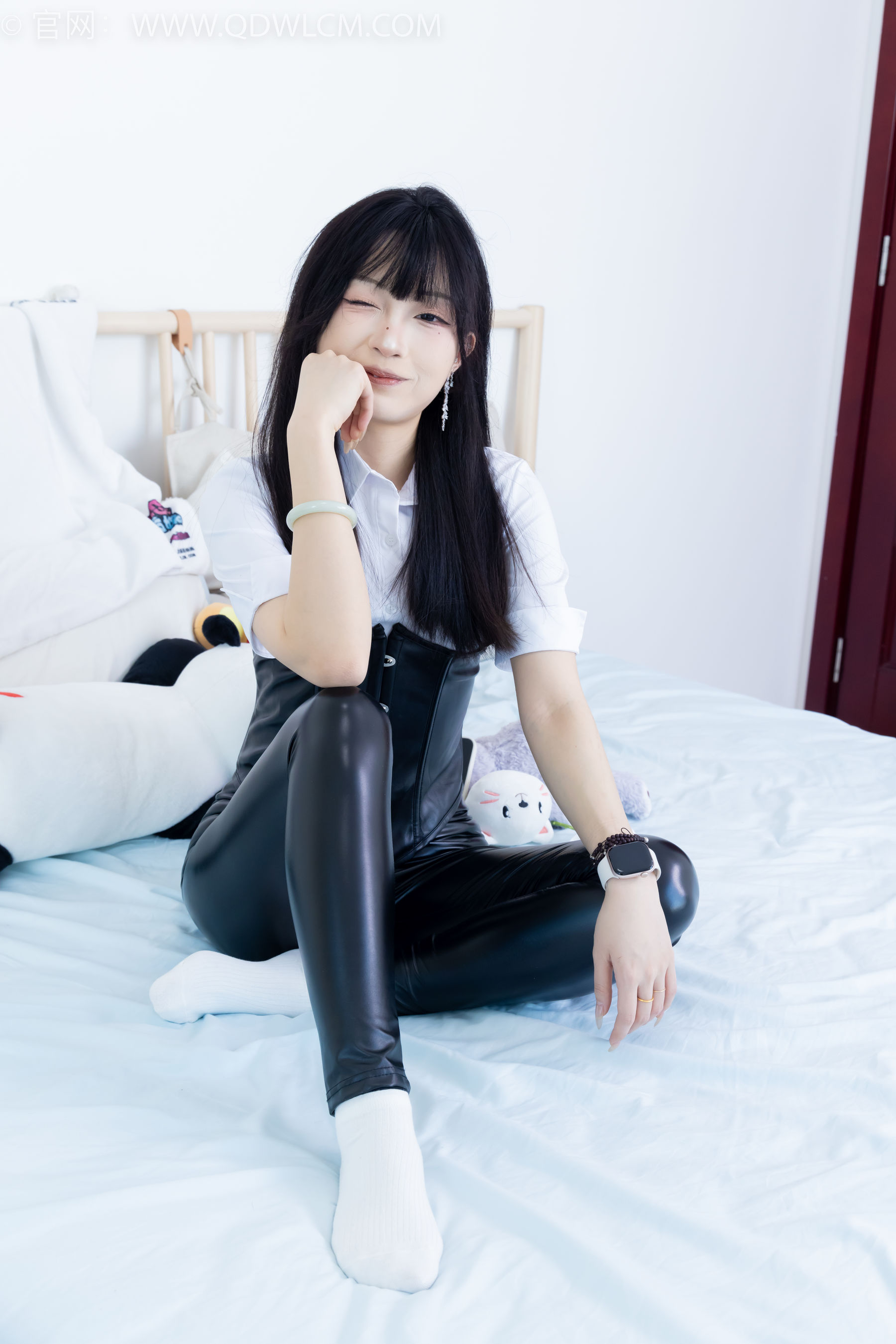 物恋传媒 No.2289 嘟嘟 - 长靴、高跟凉鞋、白棉袜、裸足