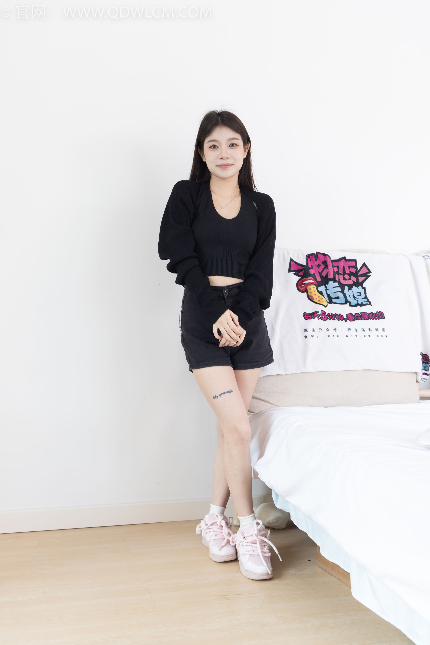 物恋传媒 No.2286 闪闪 - 板鞋、两双自然穿脏白棉袜