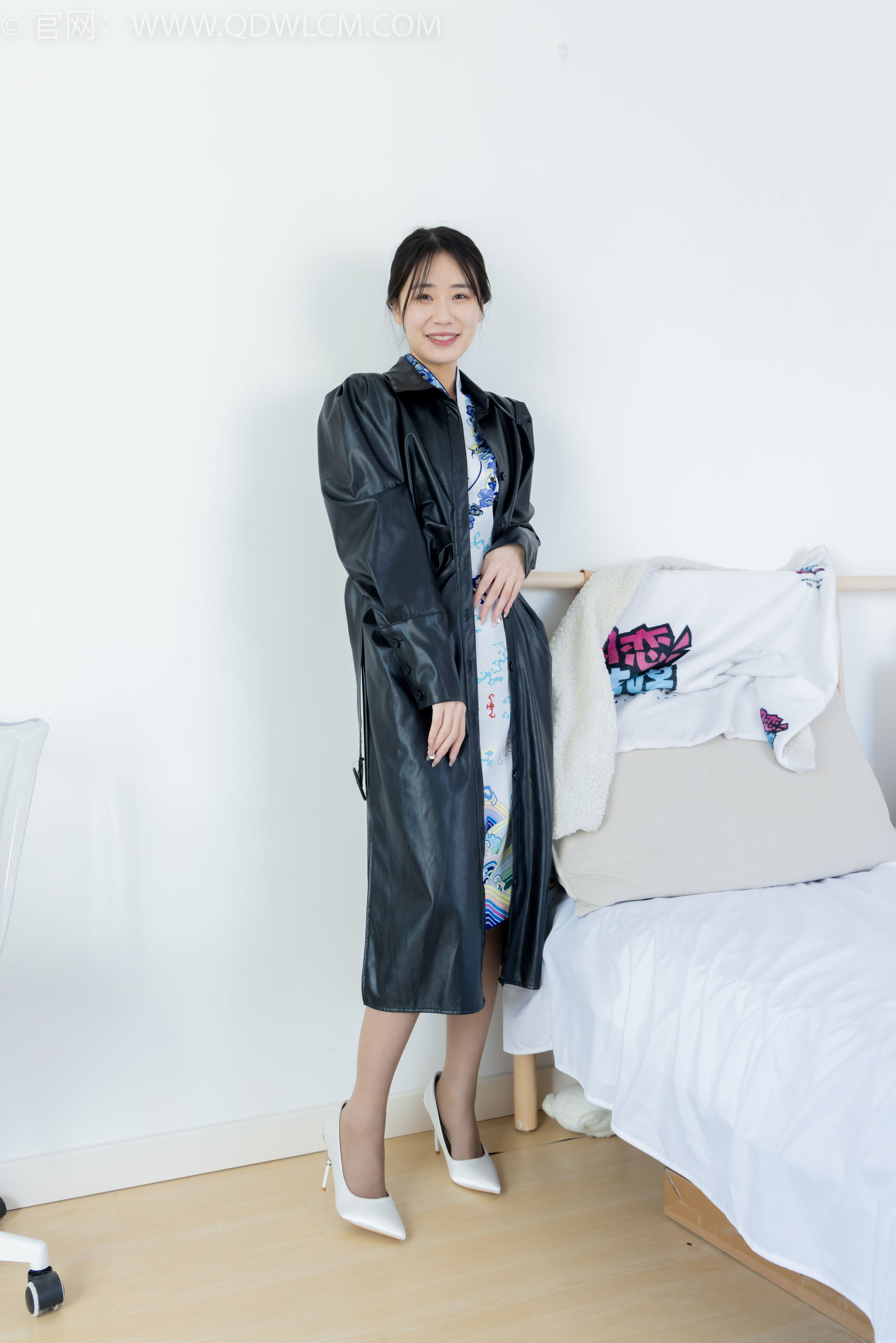 物恋传媒 No.2284 菜菜 - 高跟鞋、薄灰丝、盖被子睡觉剧情