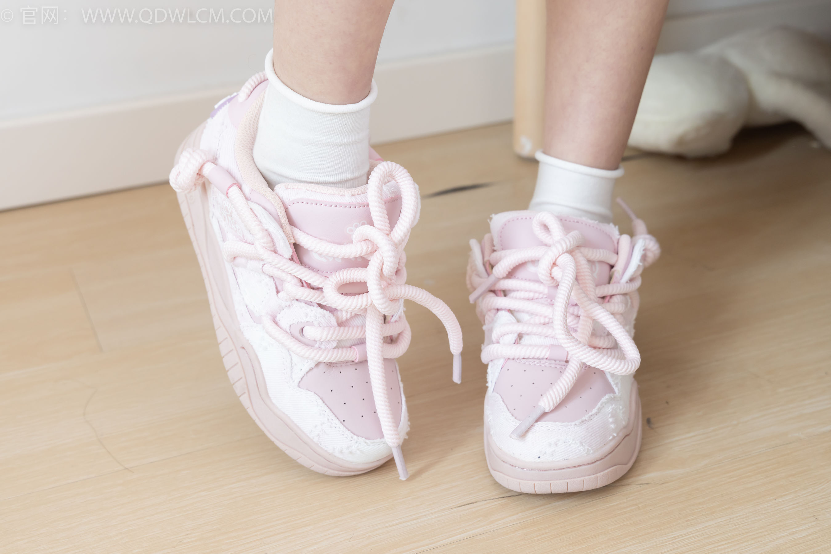 物恋传媒 No.2286 闪闪 - 板鞋、两双自然穿脏白棉袜