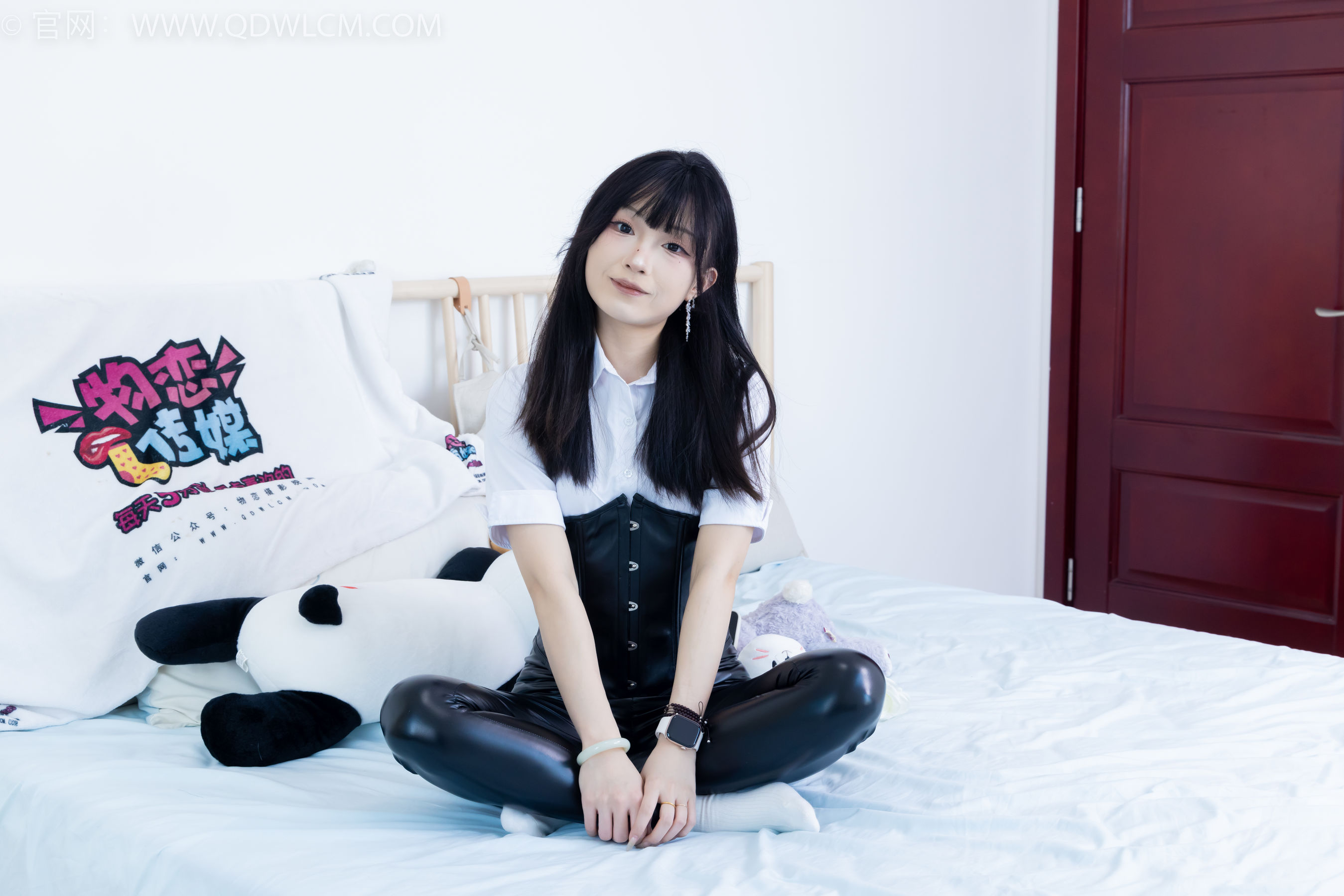 物恋传媒 No.2289 嘟嘟 - 长靴、高跟凉鞋、白棉袜、裸足