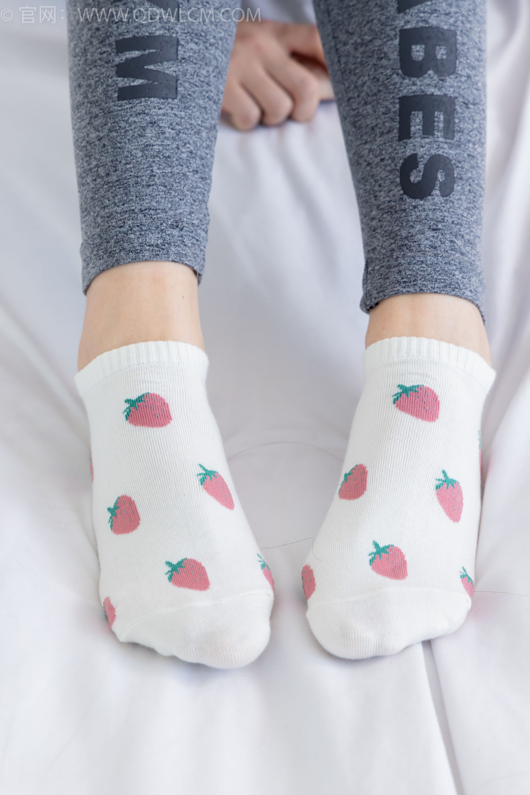 物恋传媒 No.2283 泡泡 - 高跟长靴、卡通白棉袜、裸足